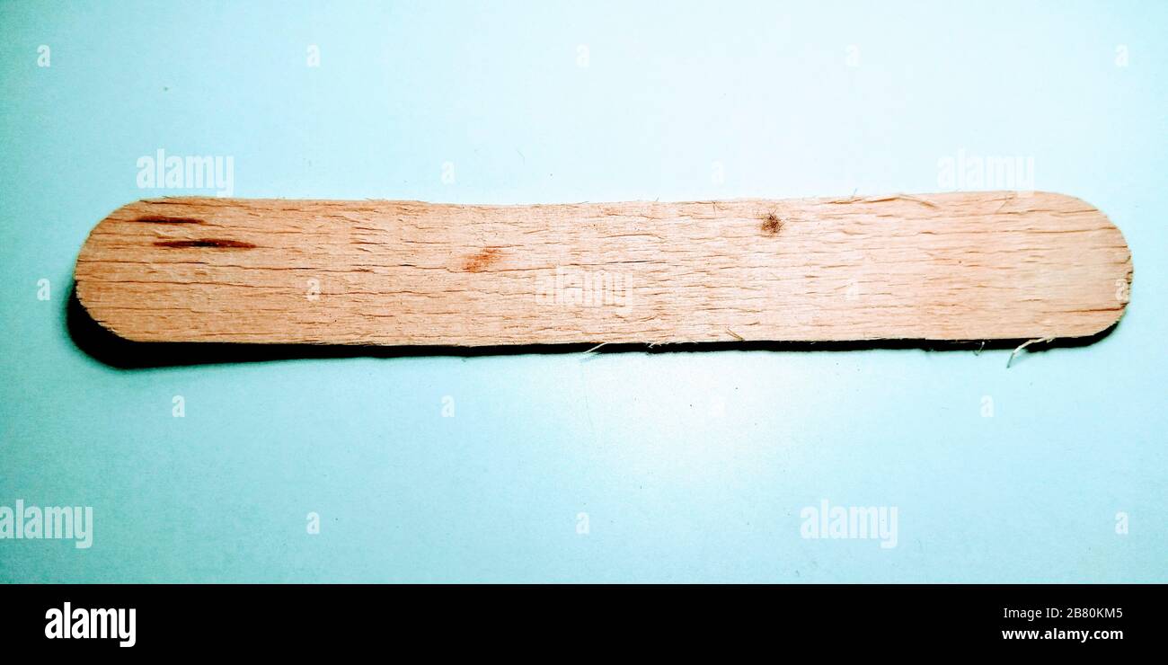 Holzstäbchen isoliert auf weißem Hintergrund Stockfoto