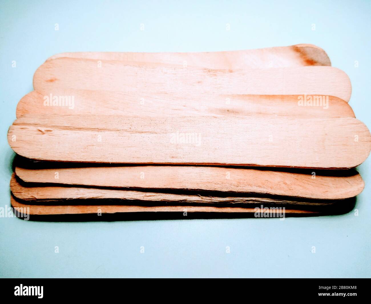 Holzstäbchen isoliert auf weißem Hintergrund Stockfoto