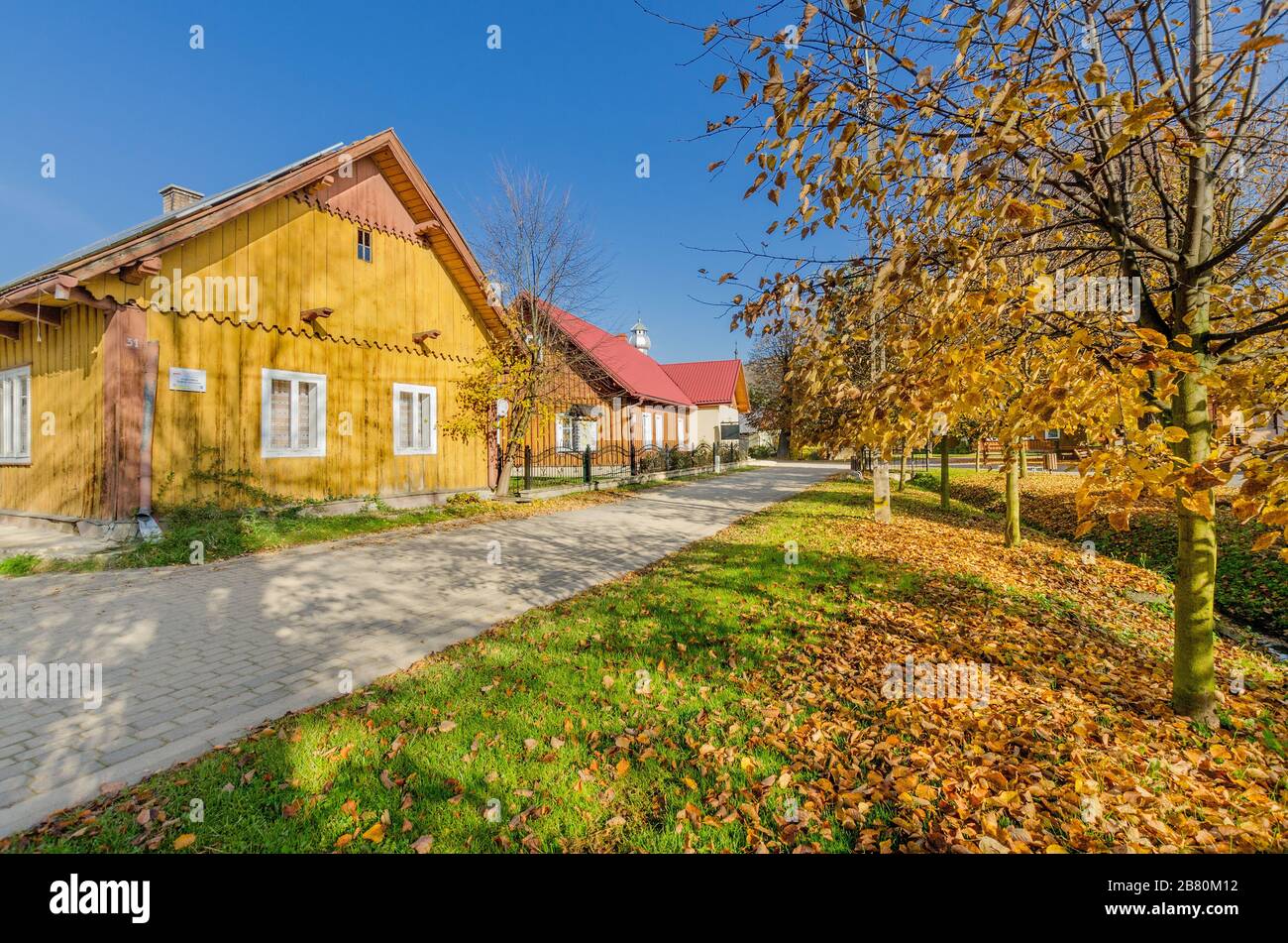 Ein kleines Dorf mit traditioneller Architektur in der Gegend von Limanowa. Strzeszyce, Provinz Kleinpolen, Polen. Stockfoto