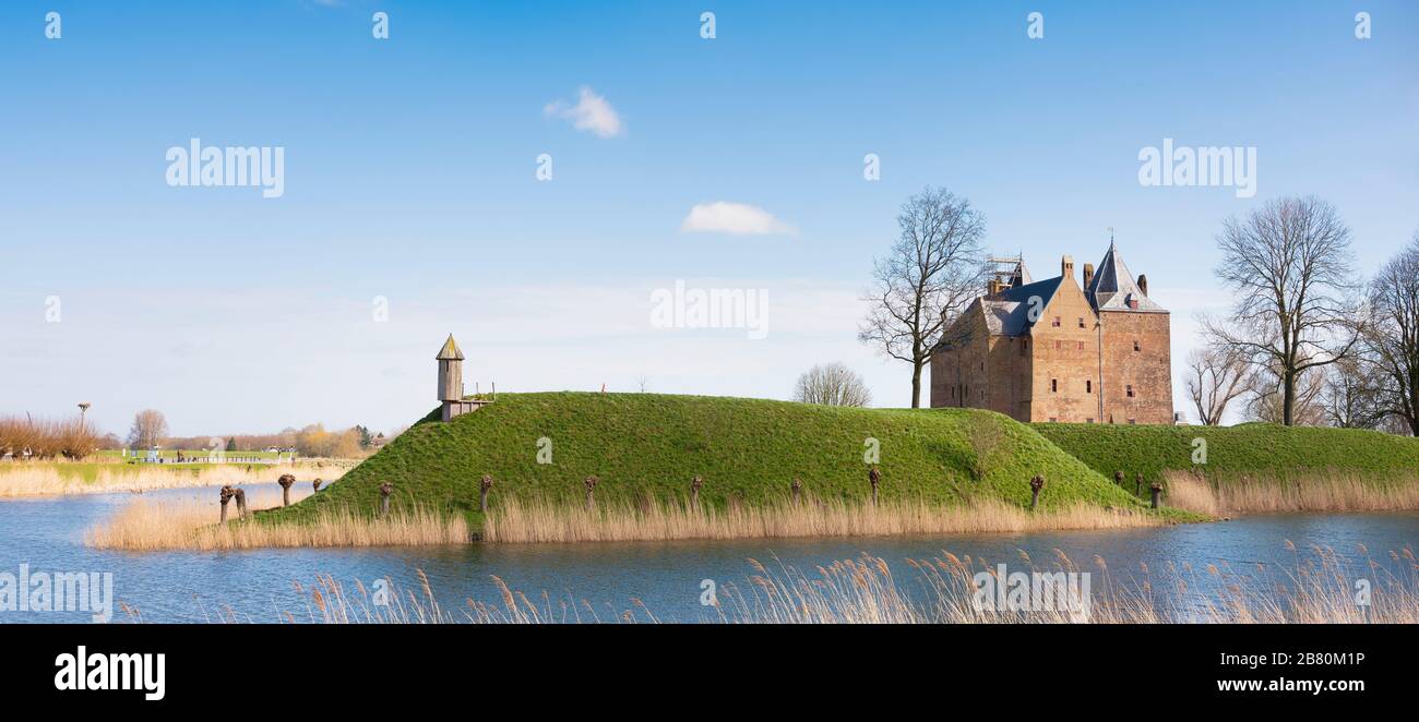 burg Loevestein und Wassergraben unter blauem Himmel in den niederlanden in der Nähe des Flusses waal Stockfoto