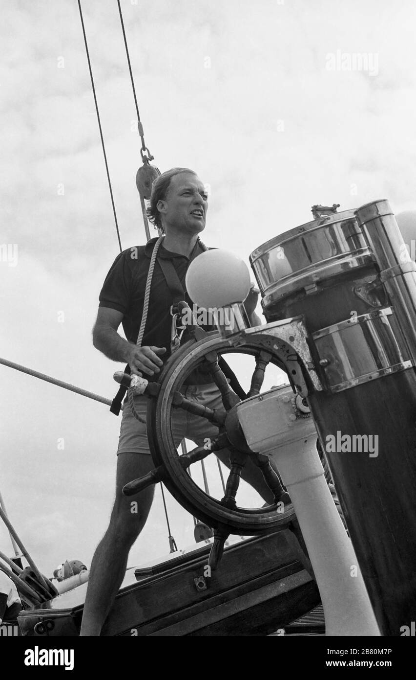 Steuermann an Bord der Jacht der J-Klasse "Velsheda" (K7): Segeln im Solent nach dem ersten Refit, Sommer 1991. Foto des Schwarzweißfilms archivieren Stockfoto