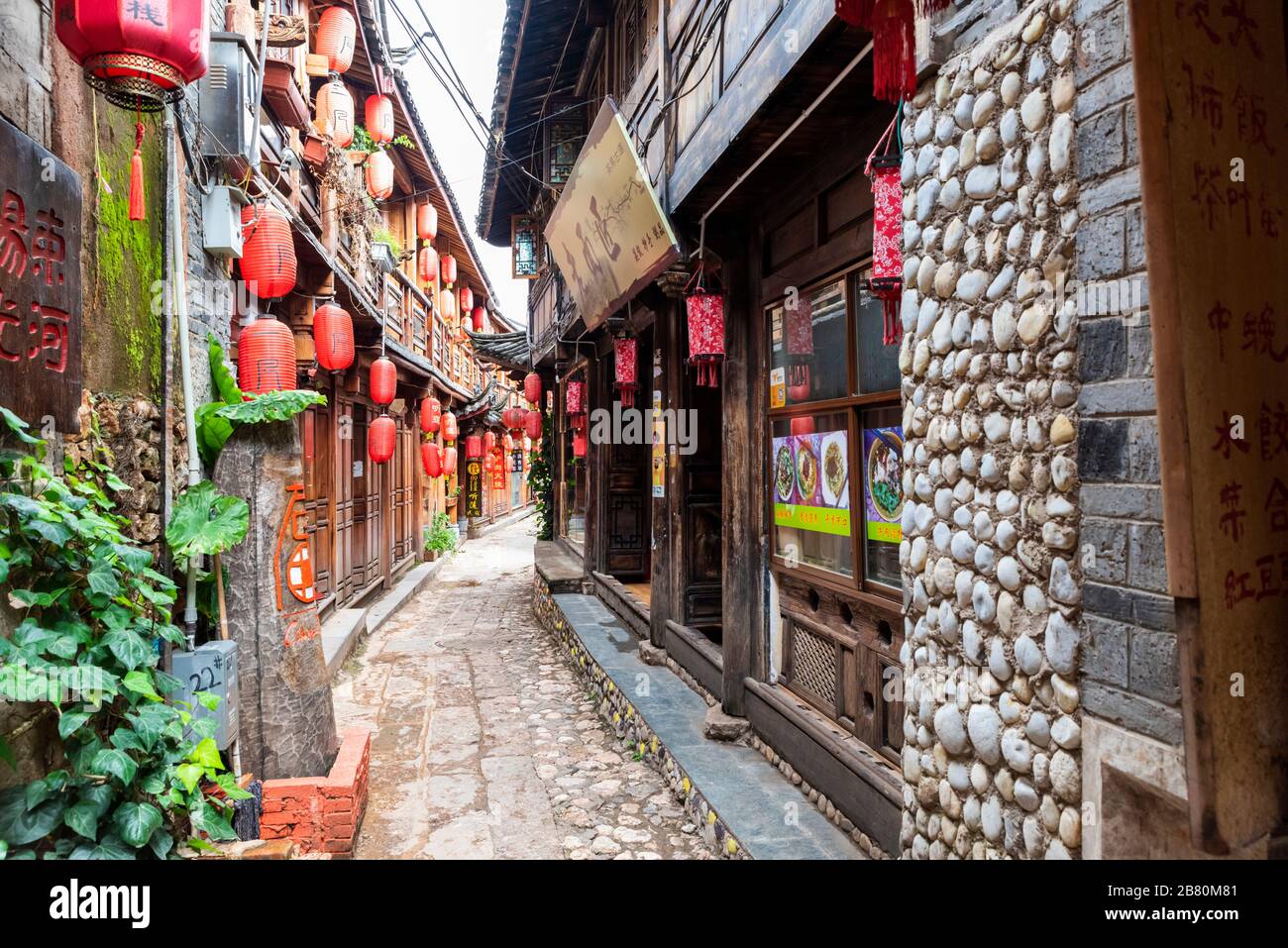 Shuhe Ancient Town, eine Welterbestätte, in Lijiang, Provinz Yunnan, China. Das Gebiet, in dem die ethnischen Menschen und die Kultur der Naxi leben. Stockfoto