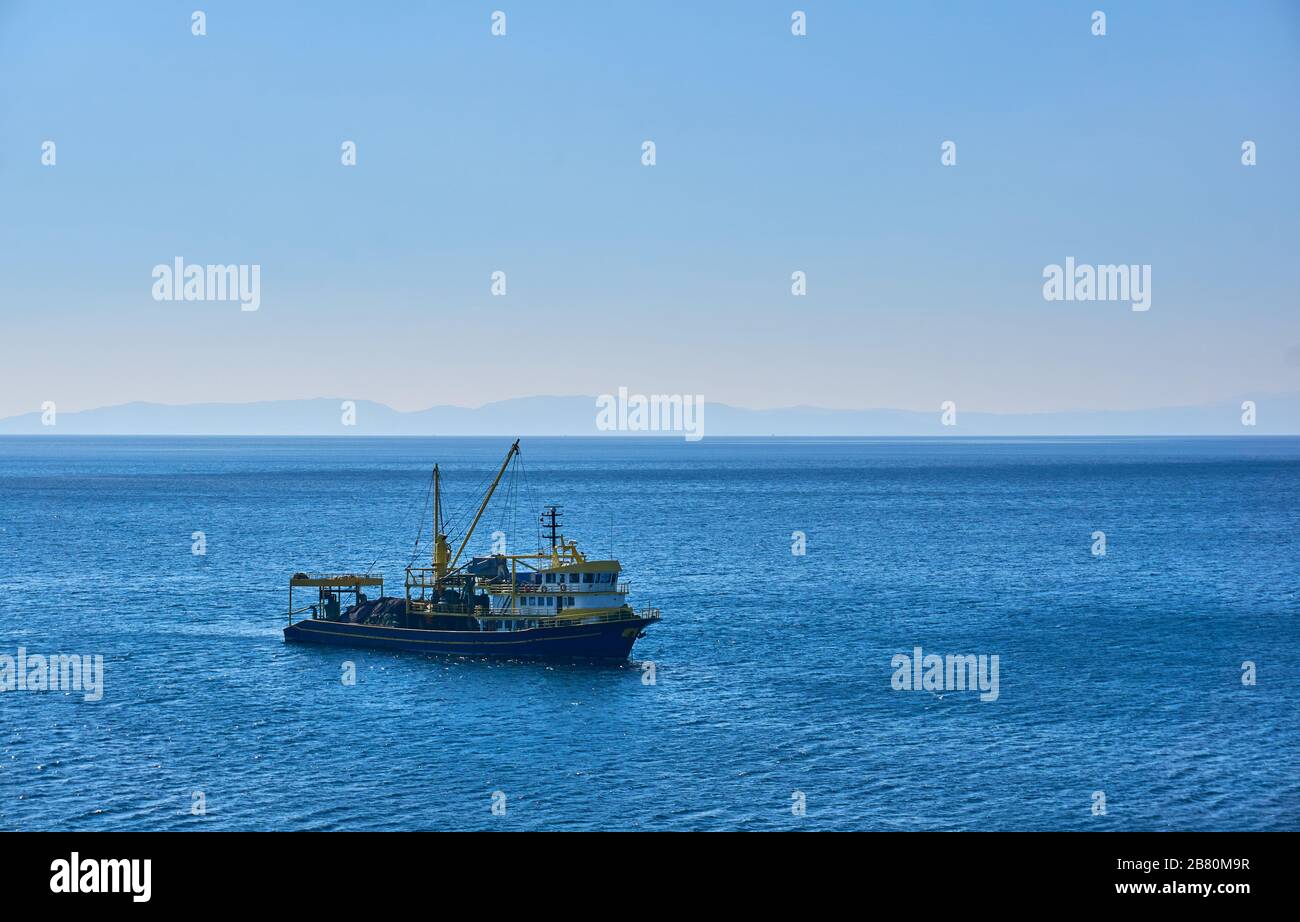 Fischerboot mit Schleppnetz in der Nähe des Plans erschossen Stockfoto