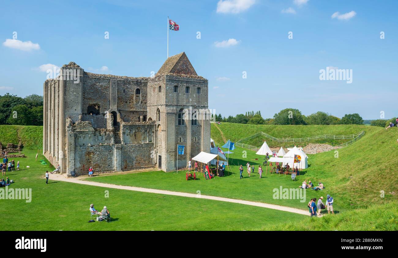 Die Einfriedung einer mittelalterlichen Gesellschaft zur Nachstellung in der vorburg der Burg, die in Norfolk aufragt Stockfoto Die Einfriedung einer mittelalterlichen Gesellschaft zur Nachstellung in der vorburg der Burg, die in Norfolk aufragt Stockfoto