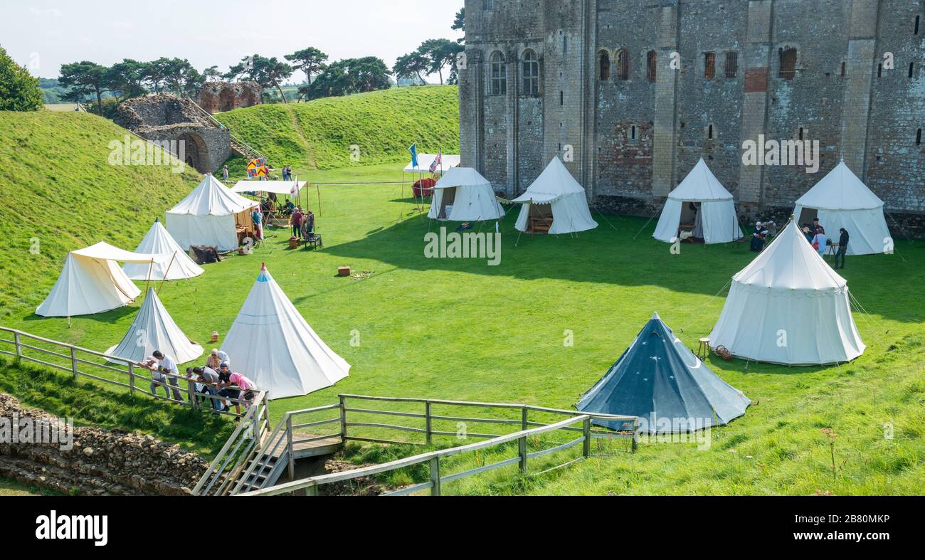 Die Einfriedung einer mittelalterlichen Gesellschaft zur Nachstellung in der vorburg der Burg, die in Norfolk aufragt Stockfoto Die Einfriedung einer mittelalterlichen Gesellschaft zur Nachstellung in der vorburg der Burg, die in Norfolk aufragt Stockfoto