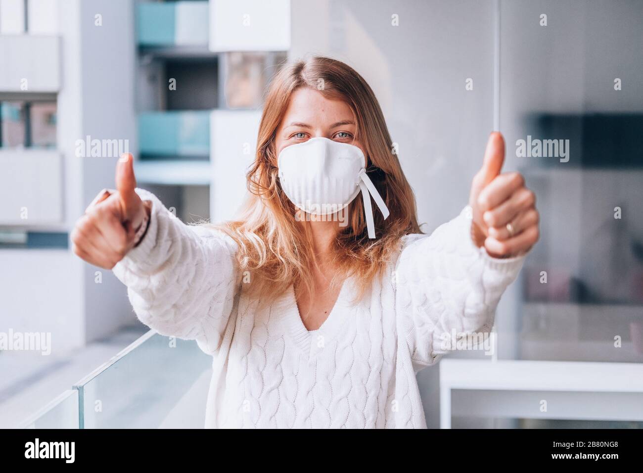 Junge Frau mit Gesichtsmaske FFP3 Stockfoto