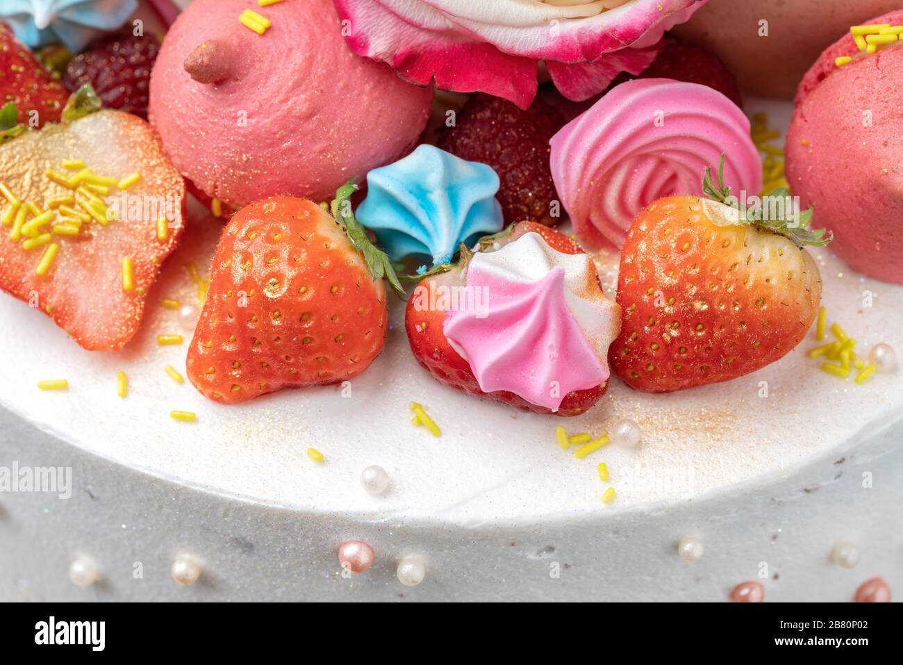 Erdbeeren-, Schokolade-, Marshmallows-, Rosen- und süße Dekorationen aus nächster Nähe. Stockfoto