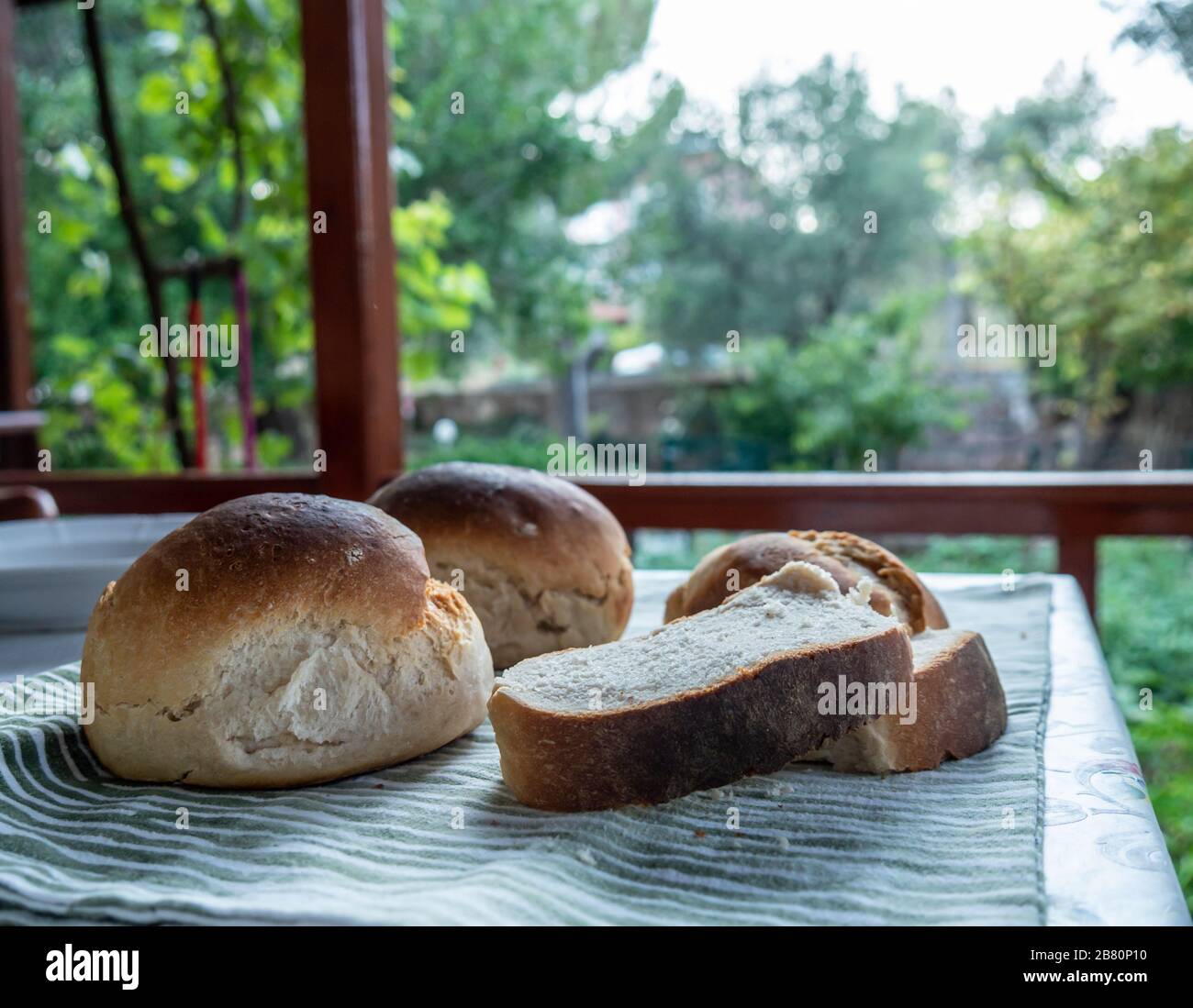 Frisch gebackenes Brotscheiben auf dem Tisch. Stockfoto