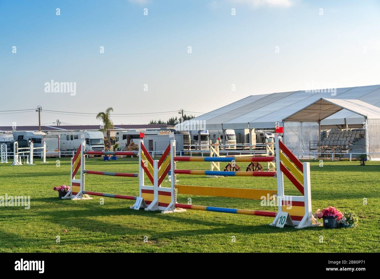 Hindernis auf einer Rennbahn bei Reitsportwettkämpfen Stockfoto