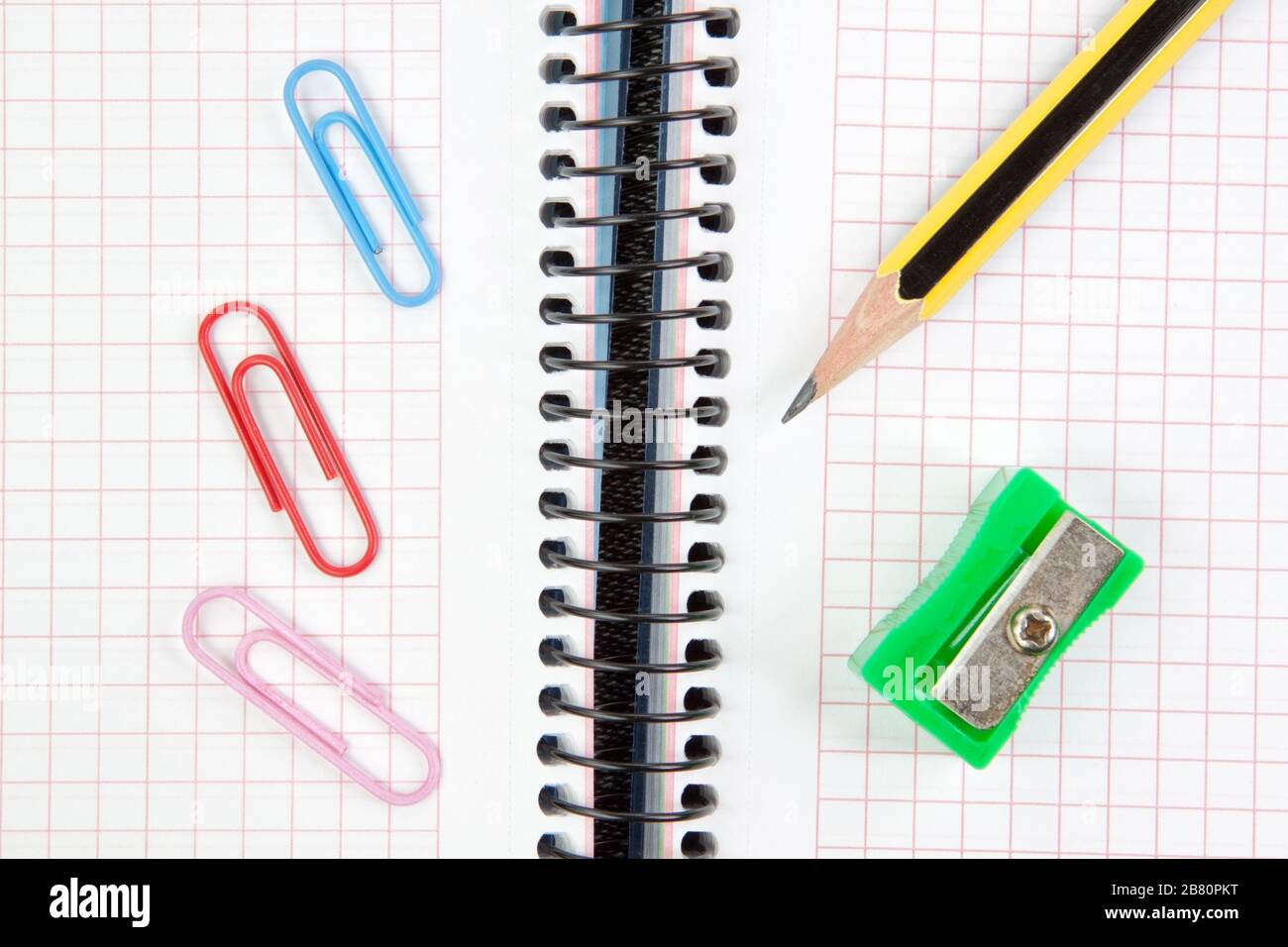 Notizbuch, Stift, Bleistiftschärfer und Clip-Nahaufnahme. Stockfoto
