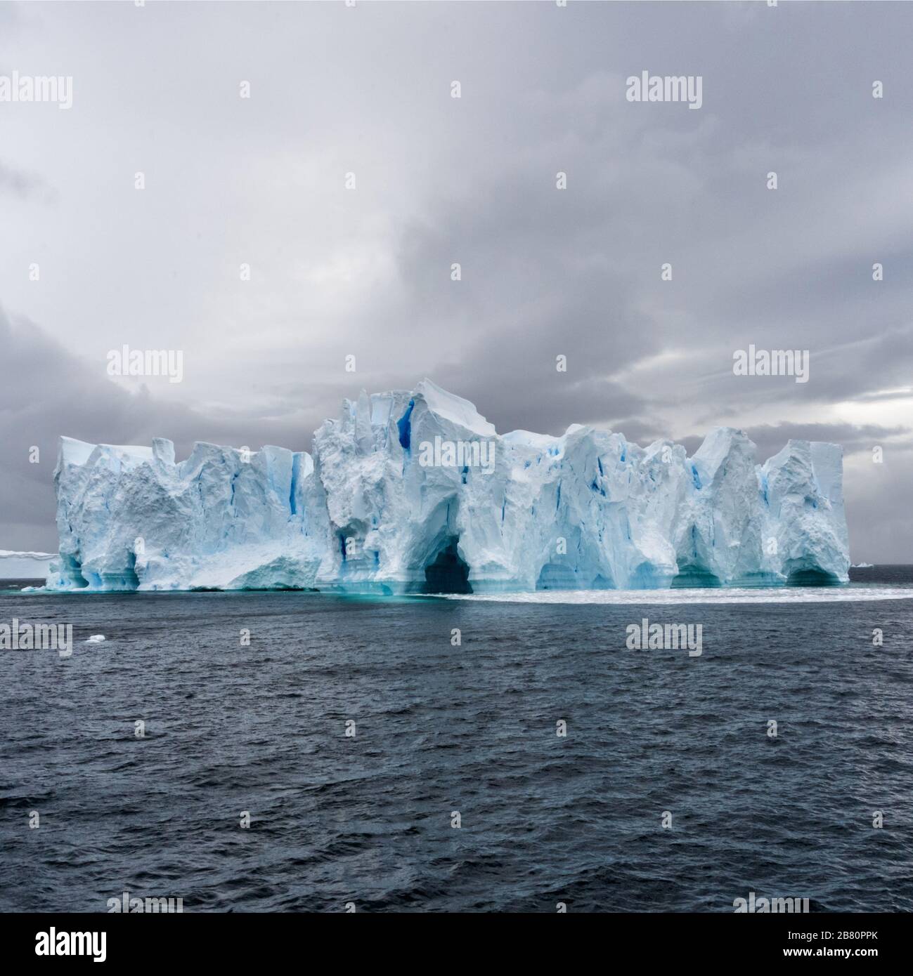Eisberg im Meer der Antarktis. Port Lockroy. Stockfoto