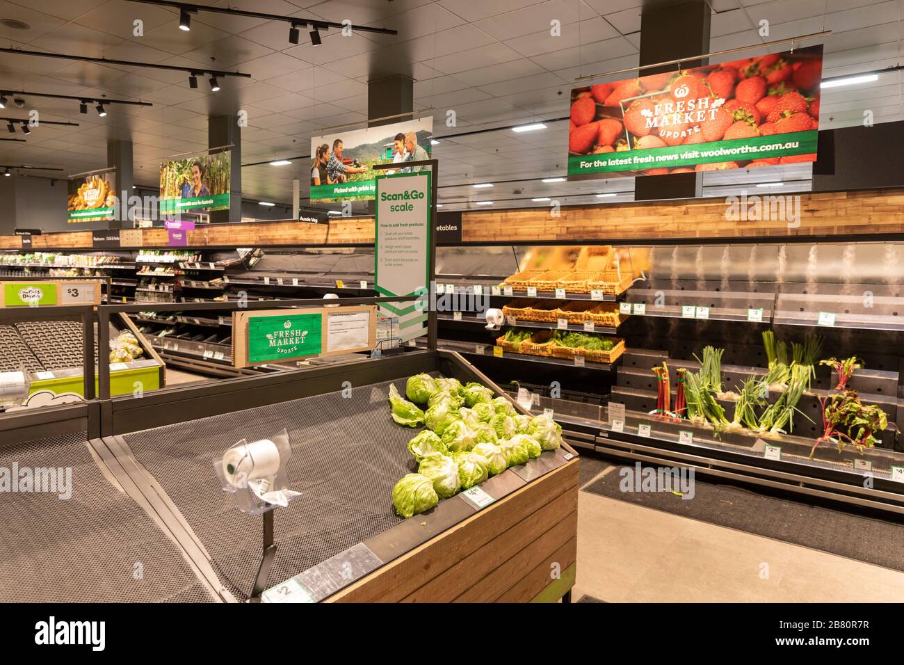 Leerer Obst- und apfelbereich in einem australischen Supermarkt aufgrund von Panikkäufen bei COVID 19, Sydney Stockfoto