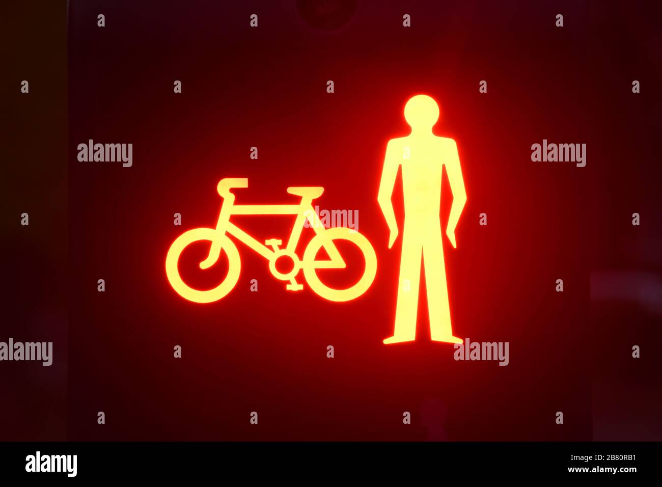 Rad- und Fußgängerunterführung halten an der Kreuzung leeds yorkshire united Kingdom an der Ampel Stockfoto