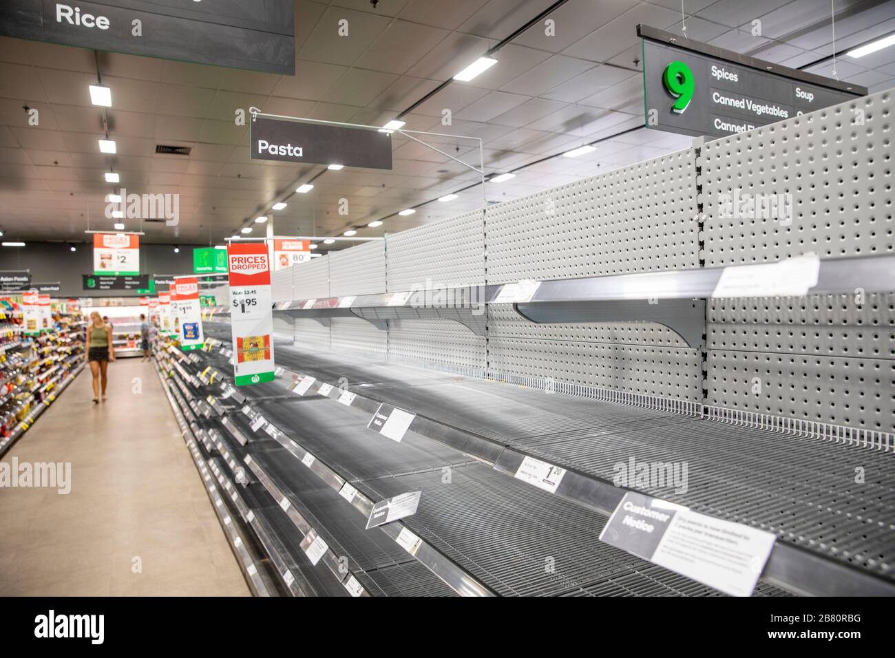 Covid-19-Virus-Supermarkt Nudelregale in Sydney Australien werden durch Panikkäufe geleert Stockfoto