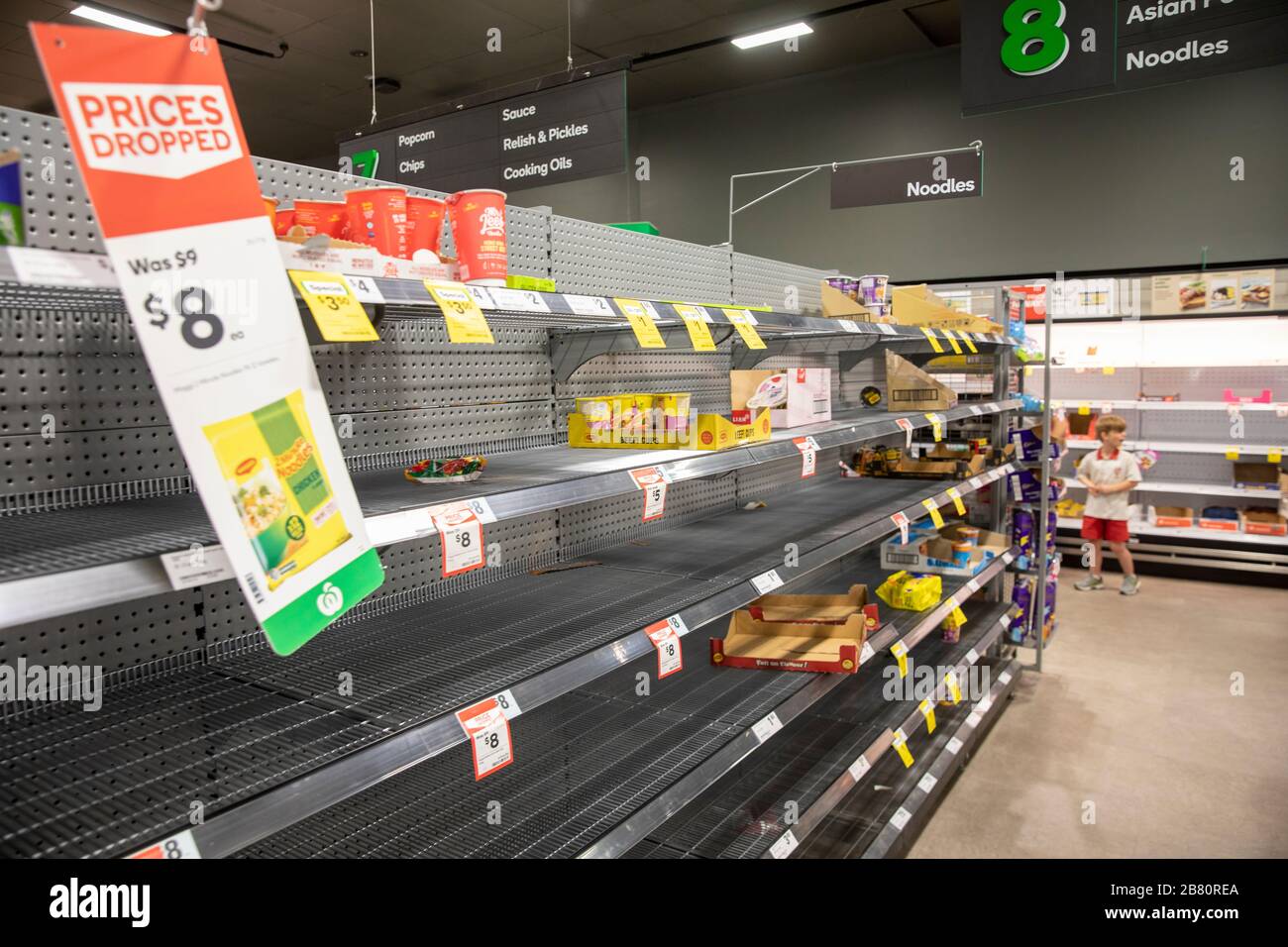 Coronavirus Australien leere Supermarktregale, während Menschen in Panik Reis und Nudelwaren kaufen Stockfoto