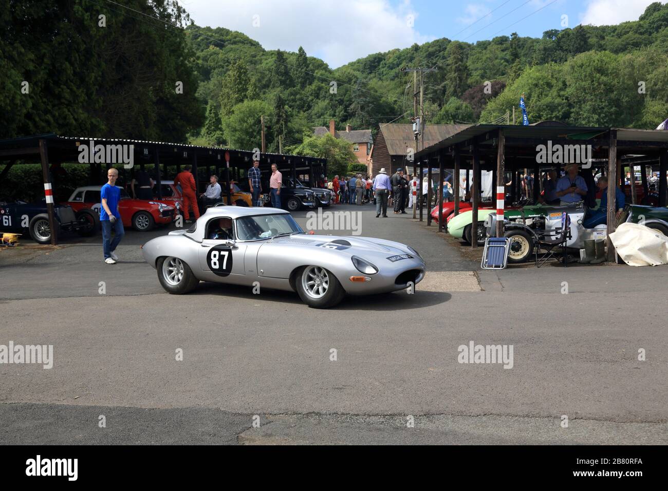 Ein silberner Jaguar E-Type im Fahrerlager in Shelsley Walsh Hillclimb, Worcestershire, England, Großbritannien. Stockfoto