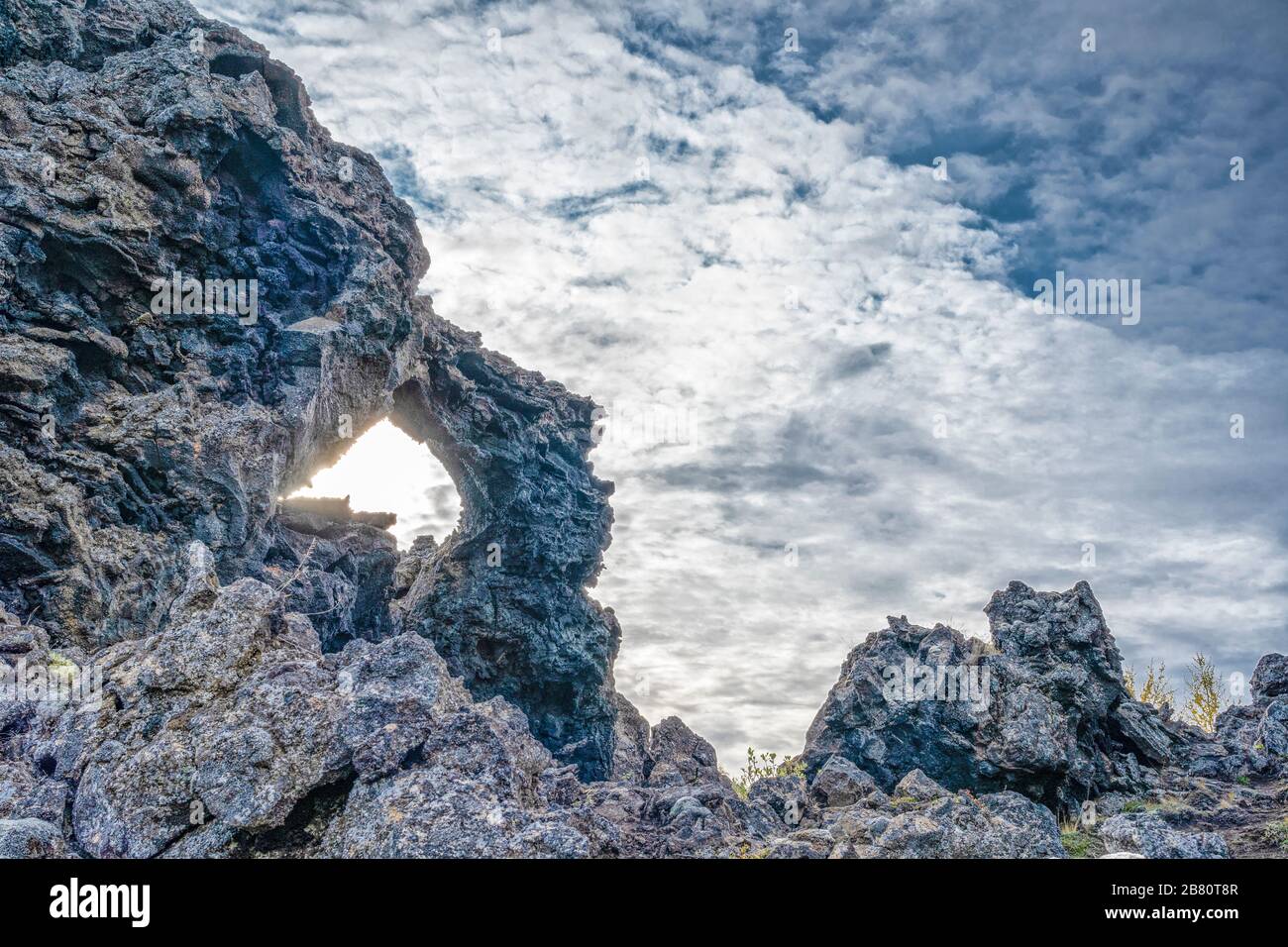 Dimmuborgir, ein Labyrinth aus riesigen Lavamonolithen, Türmen und Höhlen in der Nähe des Myvatn-Sees im Norden Islands Stockfoto