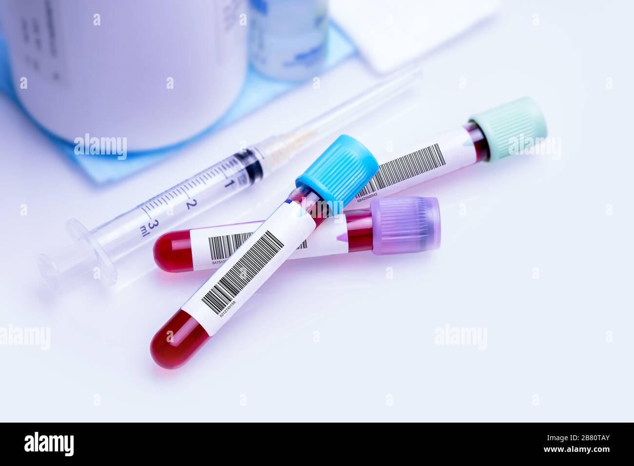 Blutspende für die Erforschung von Immunsubstanzen gegen Coronavirus. Konzeptionelles Bild für den Weltblutspendertag 14. Juni. Stockfoto