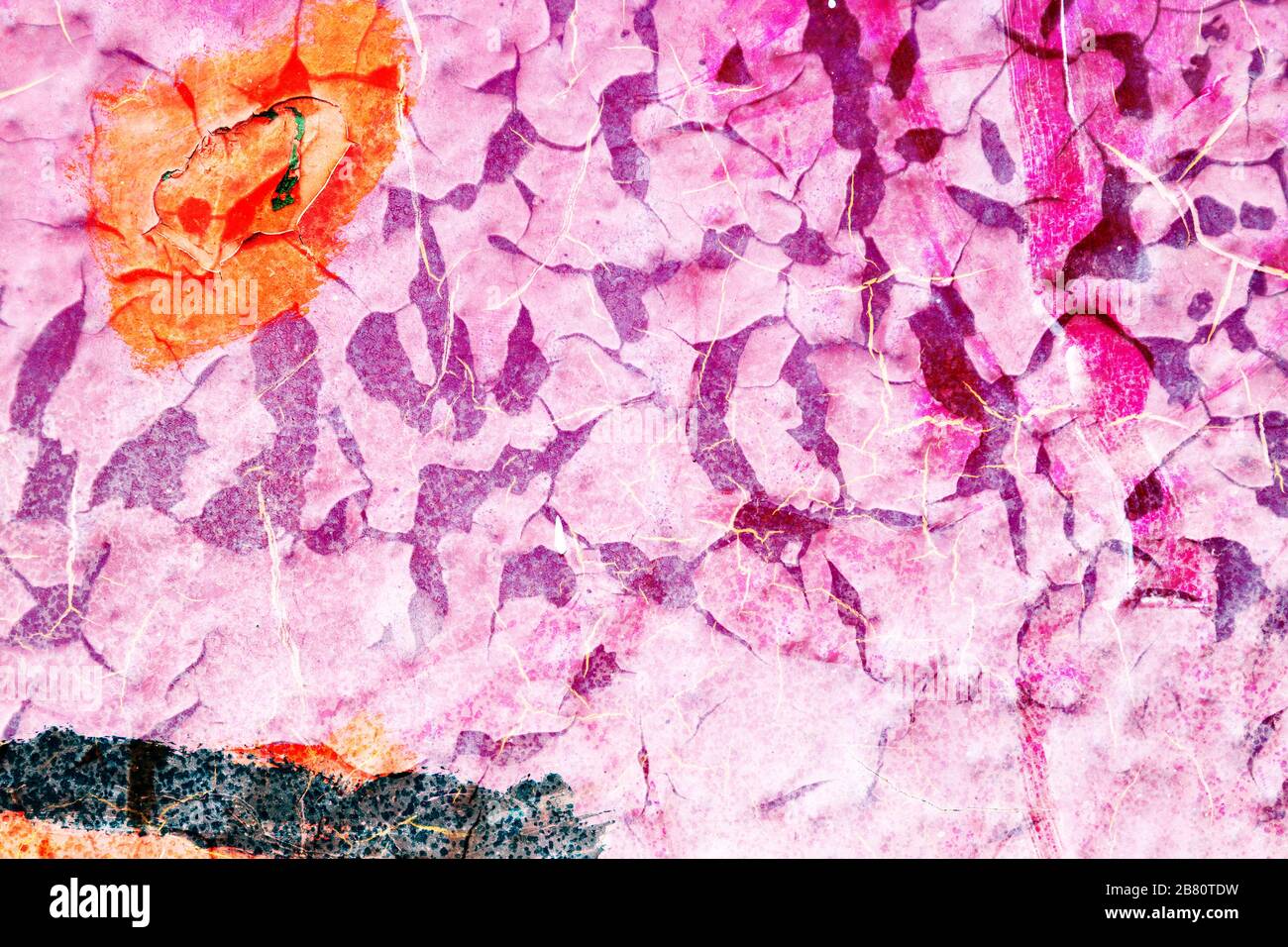 Bunte Oberflächenbeschaffenheit mit roter und pinkfarbener Farbe auf einer metallischen Oberflächenstruktur mit Rissen und Kratzern. Für abstrakte Hintergründe. Deutschland Stockfoto
