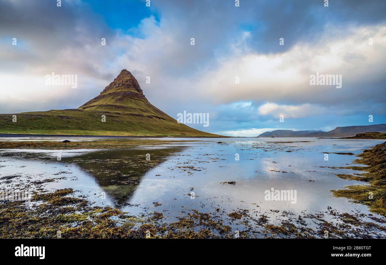 Berühmter Kirkufell-Berg auf der snaefellsness-Halbinsel im Westen Islands, Landschaftsfotografie berühmter Kirkufell-Berg auf der snaefellsness-Halbinsel im Westen Islands, Landschaftsfotografie Stockfoto