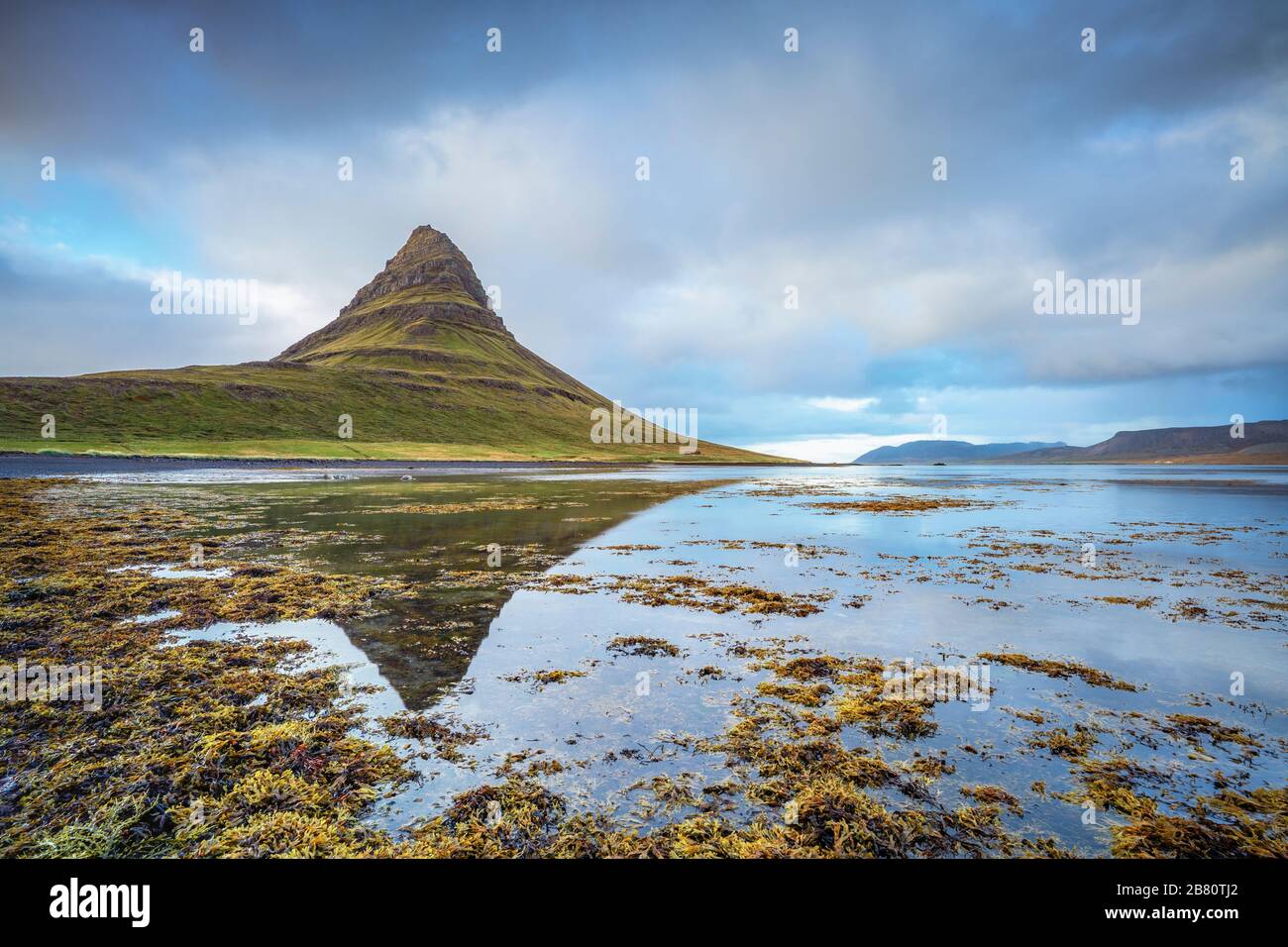 Berühmter Kirkufell-Berg auf der snaefellsness-Halbinsel im Westen Islands, Landschaftsfotografie berühmter Kirkufell-Berg auf der snaefellsness-Halbinsel im Westen Islands, Landschaftsfotografie Stockfoto