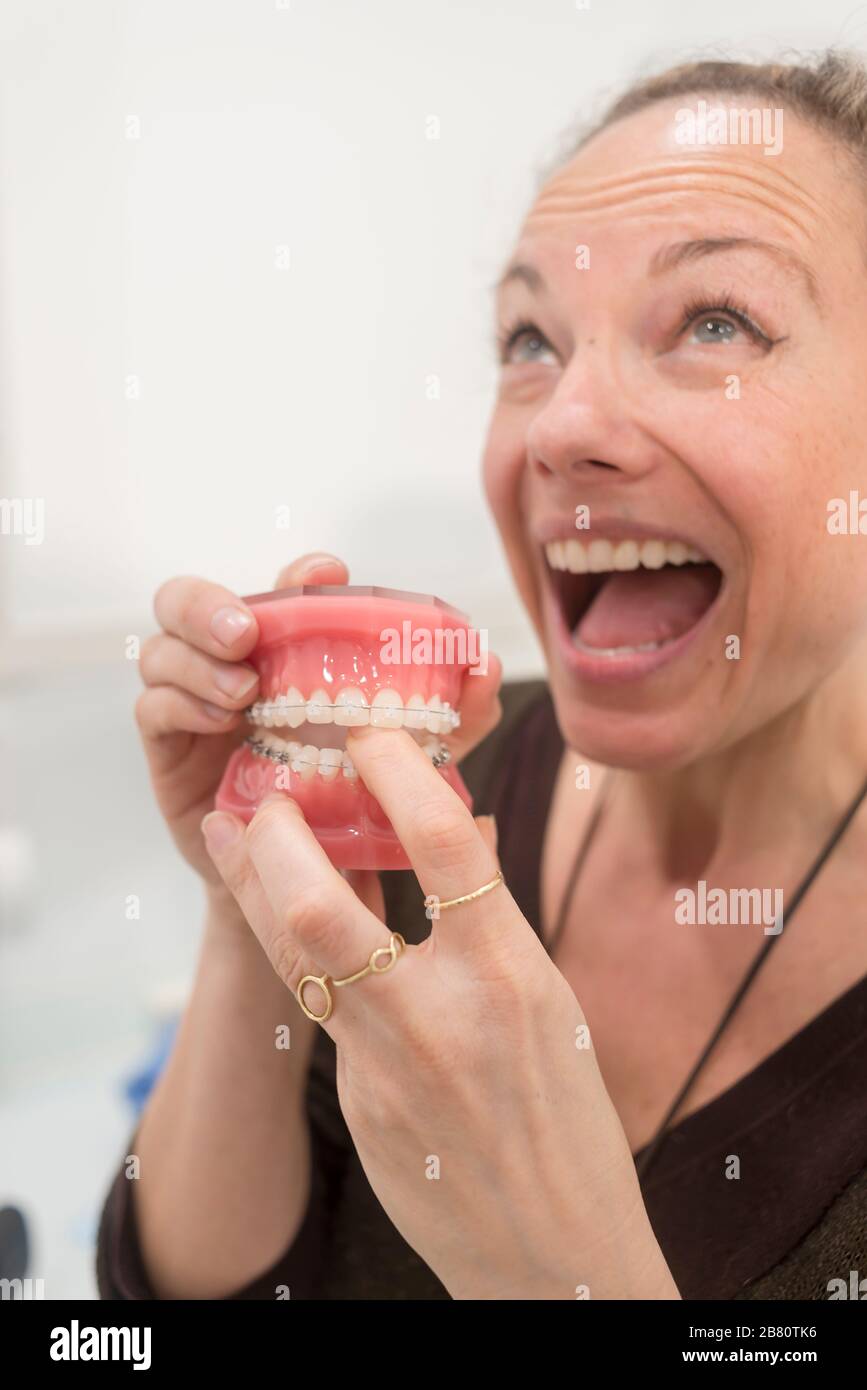 Junge lustige Frau, die mit Kiefer in der Zahnarztklinik spielt Stockfoto