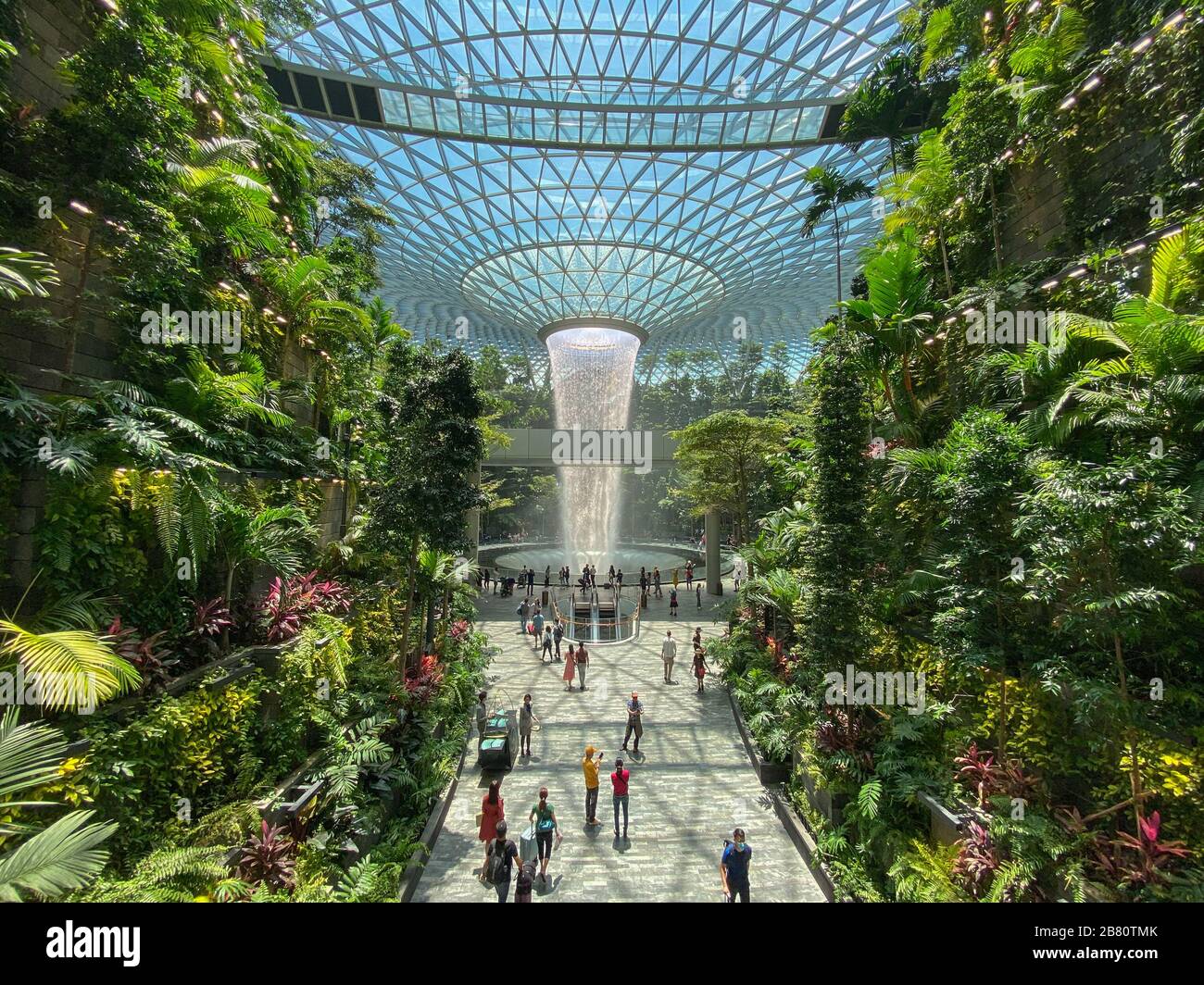 Singapur - 13. Februar 20120. Der Rain Vortex, ein 40 m hoher Wasserfall im Inneren des Jewel des Singapore Changi Airport. Stockfoto