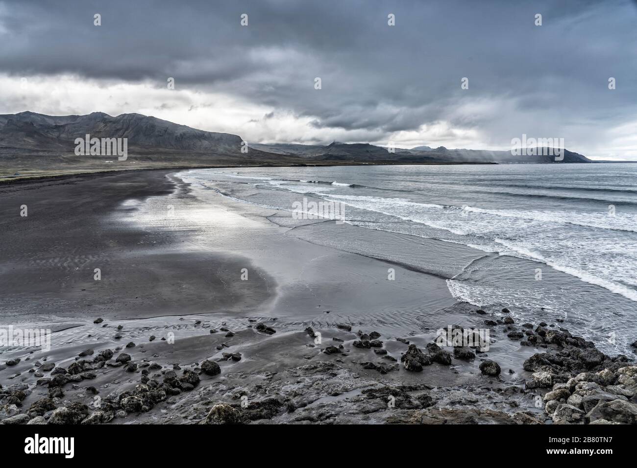 Schwarzer Strand mit volkskalten Felsen auf der Halbinsel Snaefellsness im Westen Island Stockfoto