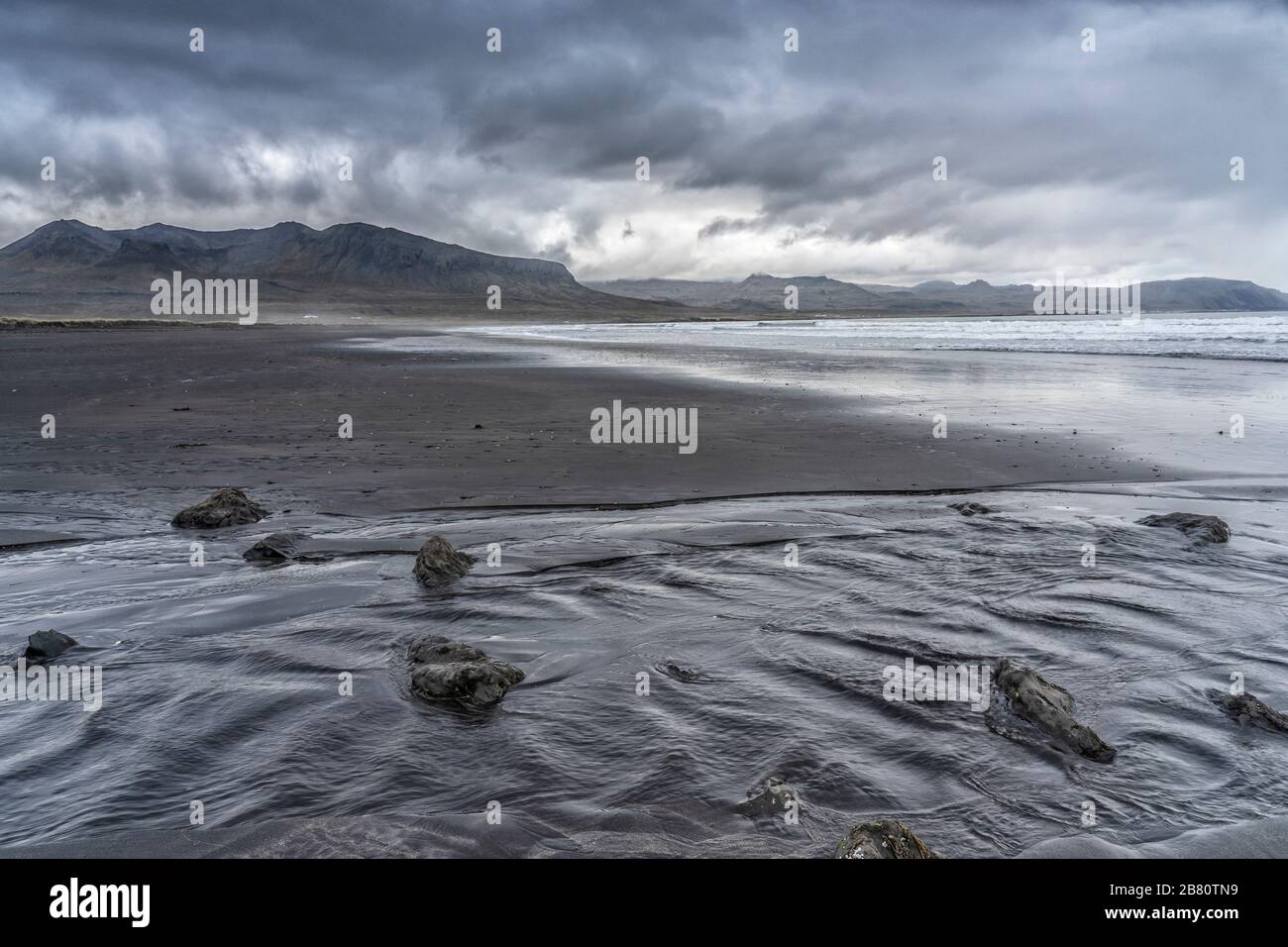 Schwarzer Strand mit volkskalten Felsen auf der Halbinsel Snaefellsness im Westen Island Stockfoto