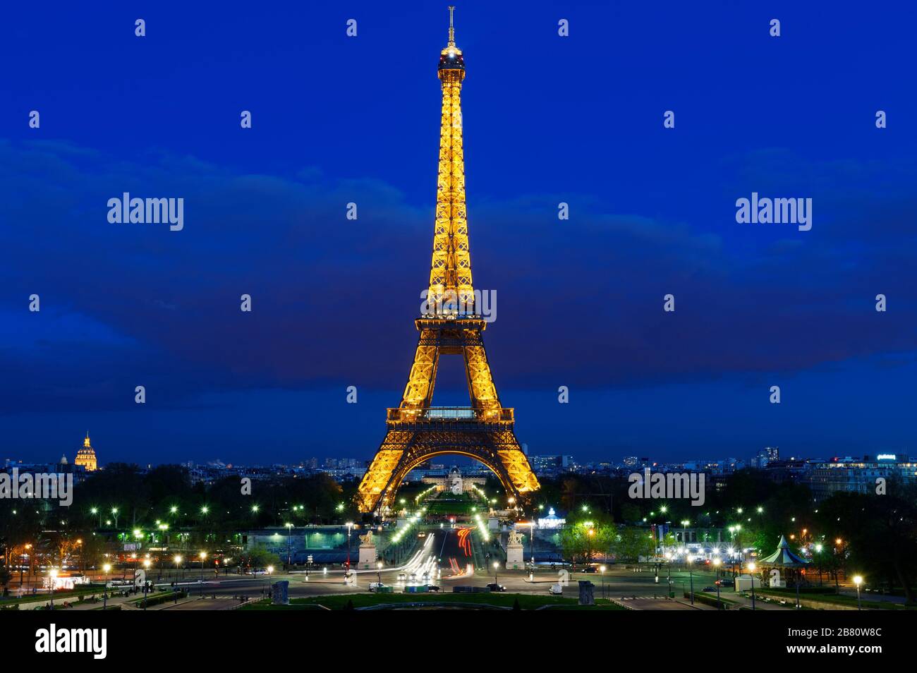 Eiffelturm, Tour Eiffel, Paris, Frankreich in der Abenddämmerung Stockfoto