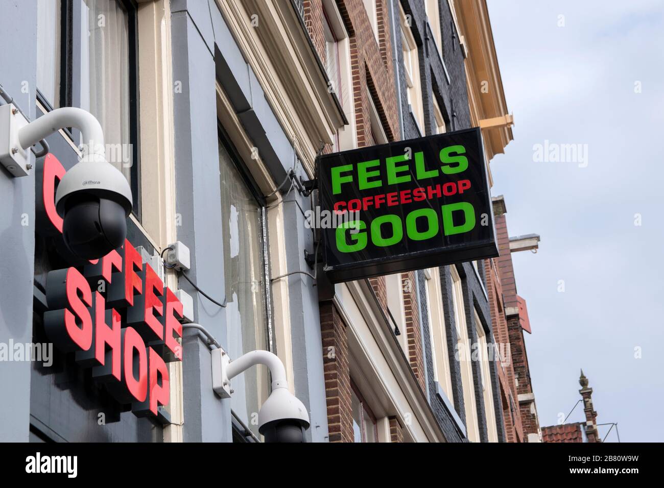 Billboard Coffeeshop Fühlt Sich In Amsterdam, Niederlande 2020 Gut An Stockfoto