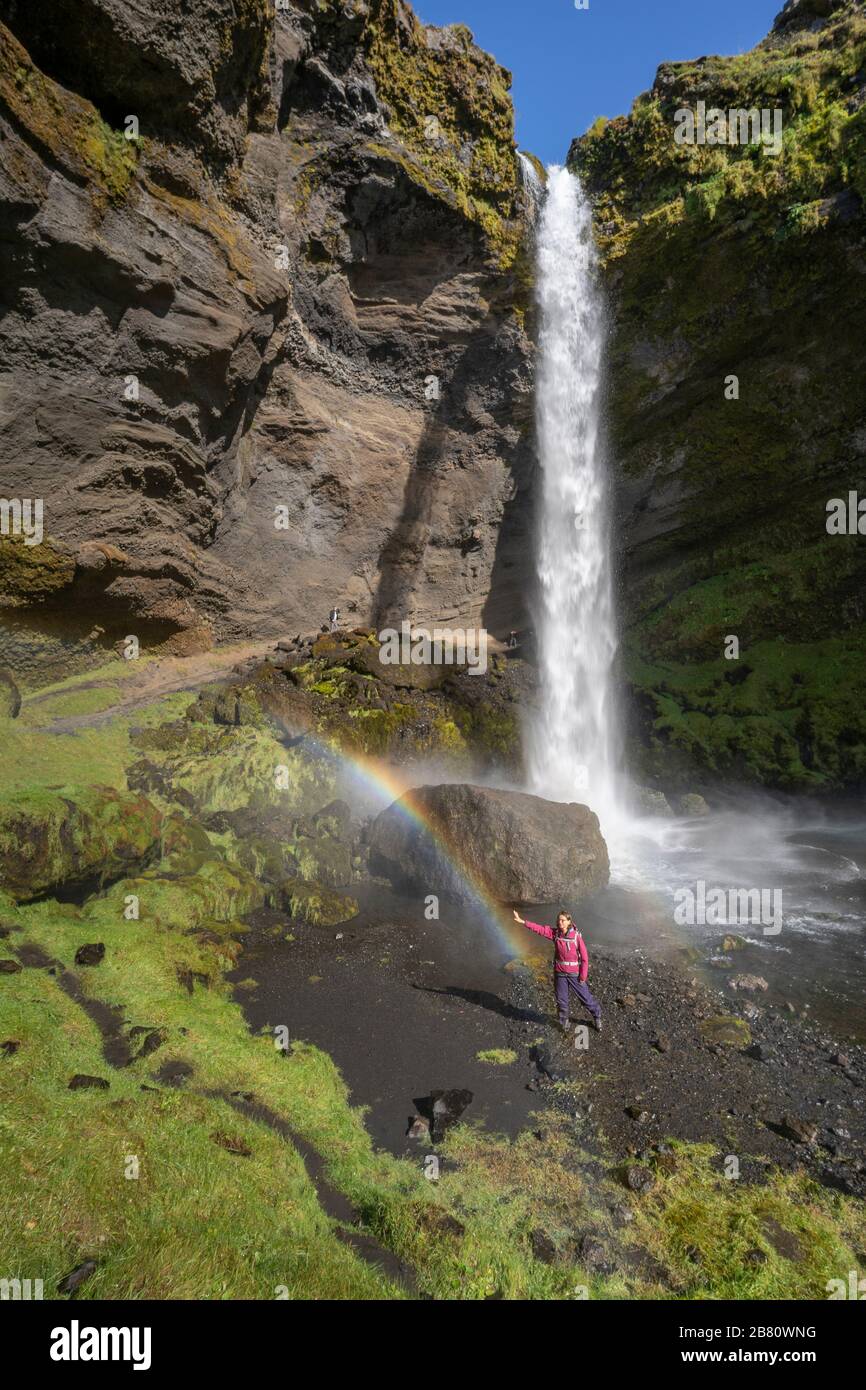 Atemberaubende Aussicht auf den Wasserfall Kvernu Foss in einem versteckten Tal im Südwesten Islands Stockfoto