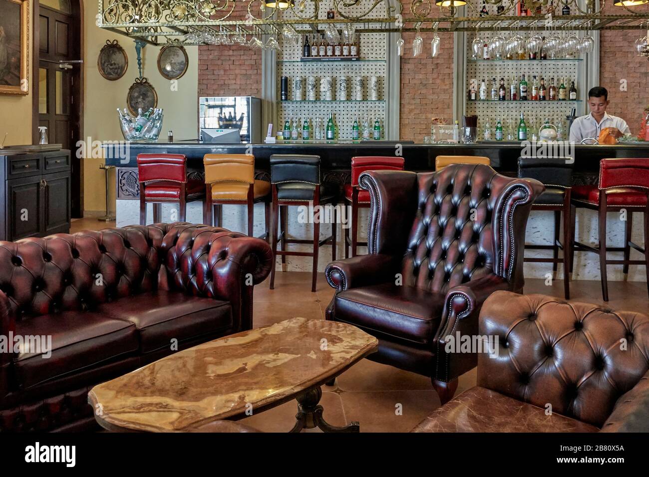 Interieur im klassischen Stil. Innenbar und Loungebereich im Vintage-Stil mit weichen Ledermöbeln aus Chesterfield Stockfoto