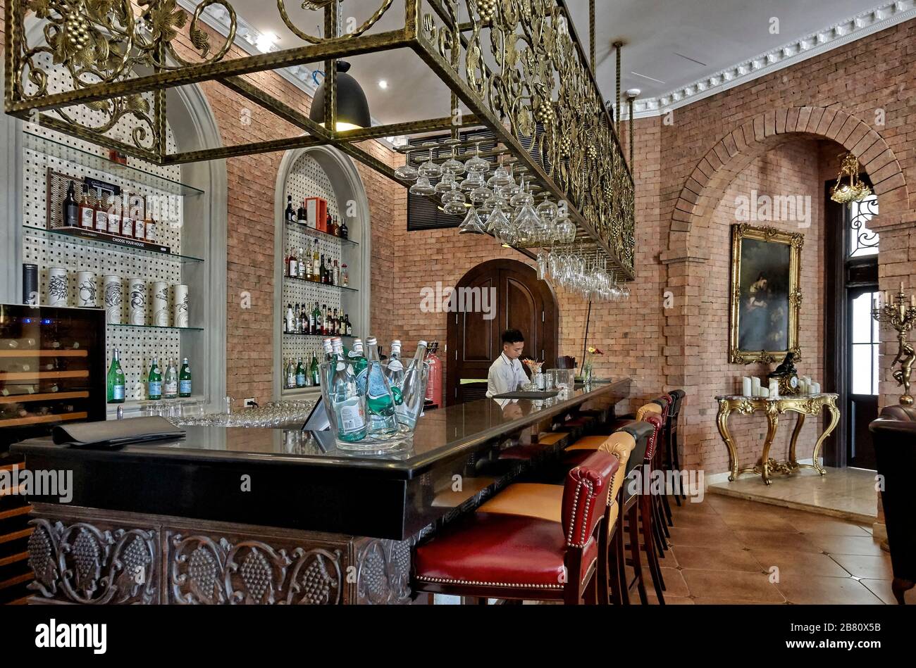 Bar im klassischen Stil. Im Vintage-Stil gestaltete Bar mit Barhocker-Möbeln Stockfoto