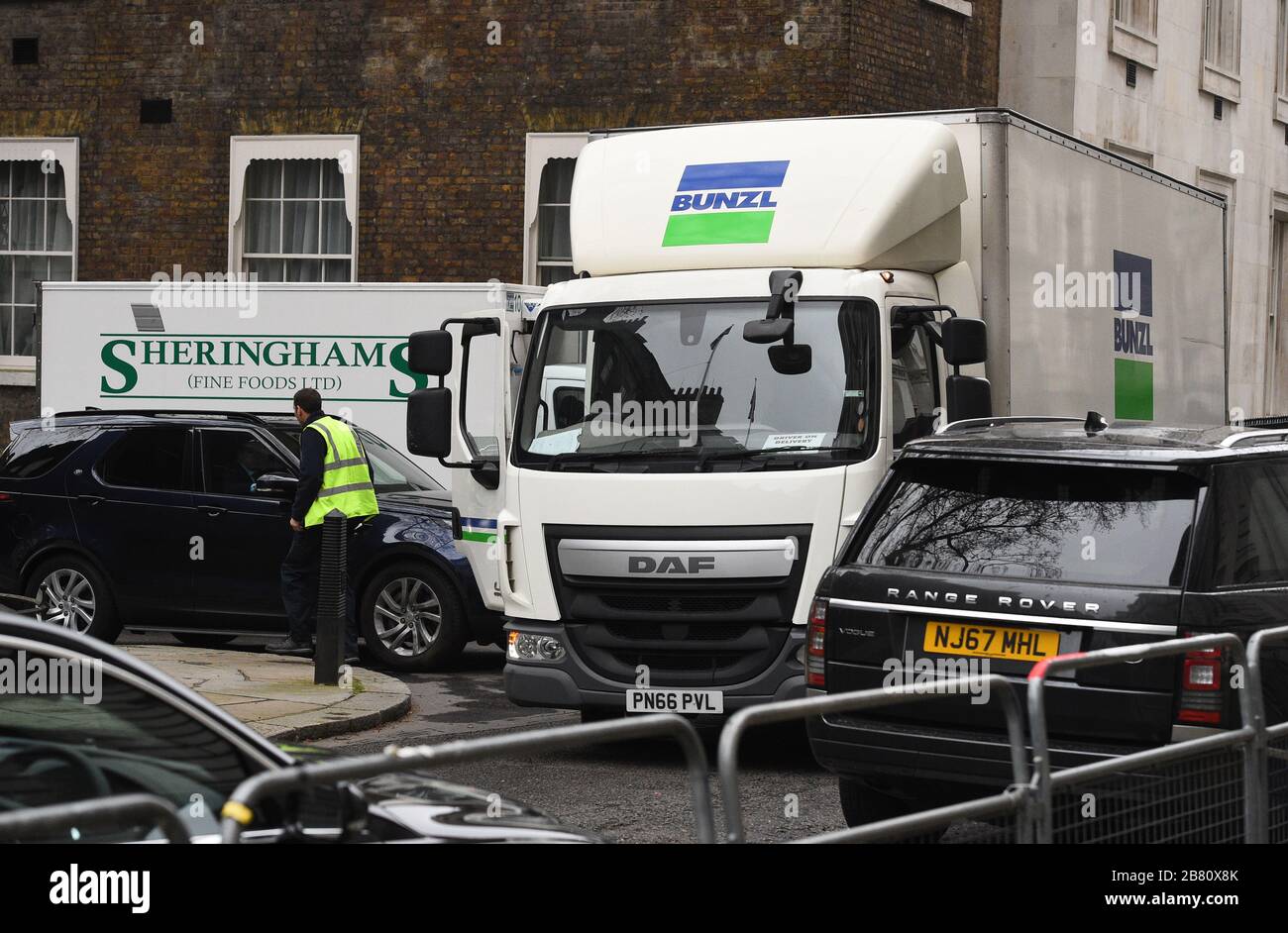 Lieferwagen kommen an der Downing Street in London an. Die Regierung wird voraussichtlich einen "Emergency Coronavirus Powers Bill" veröffentlichen. Stockfoto
