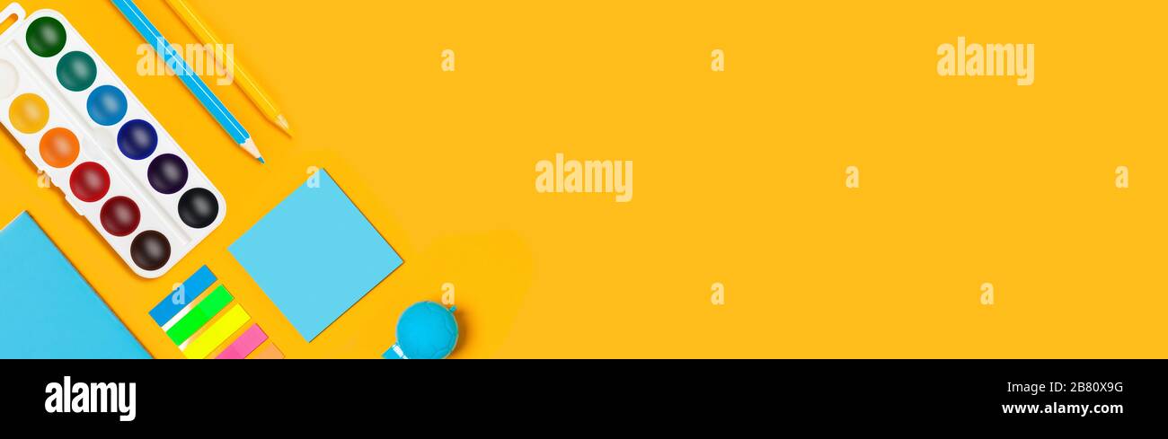 Schulbedarf auf gelbem vertikalem Hintergrund. Zurück zur Schule Web-Banner. Stockfoto