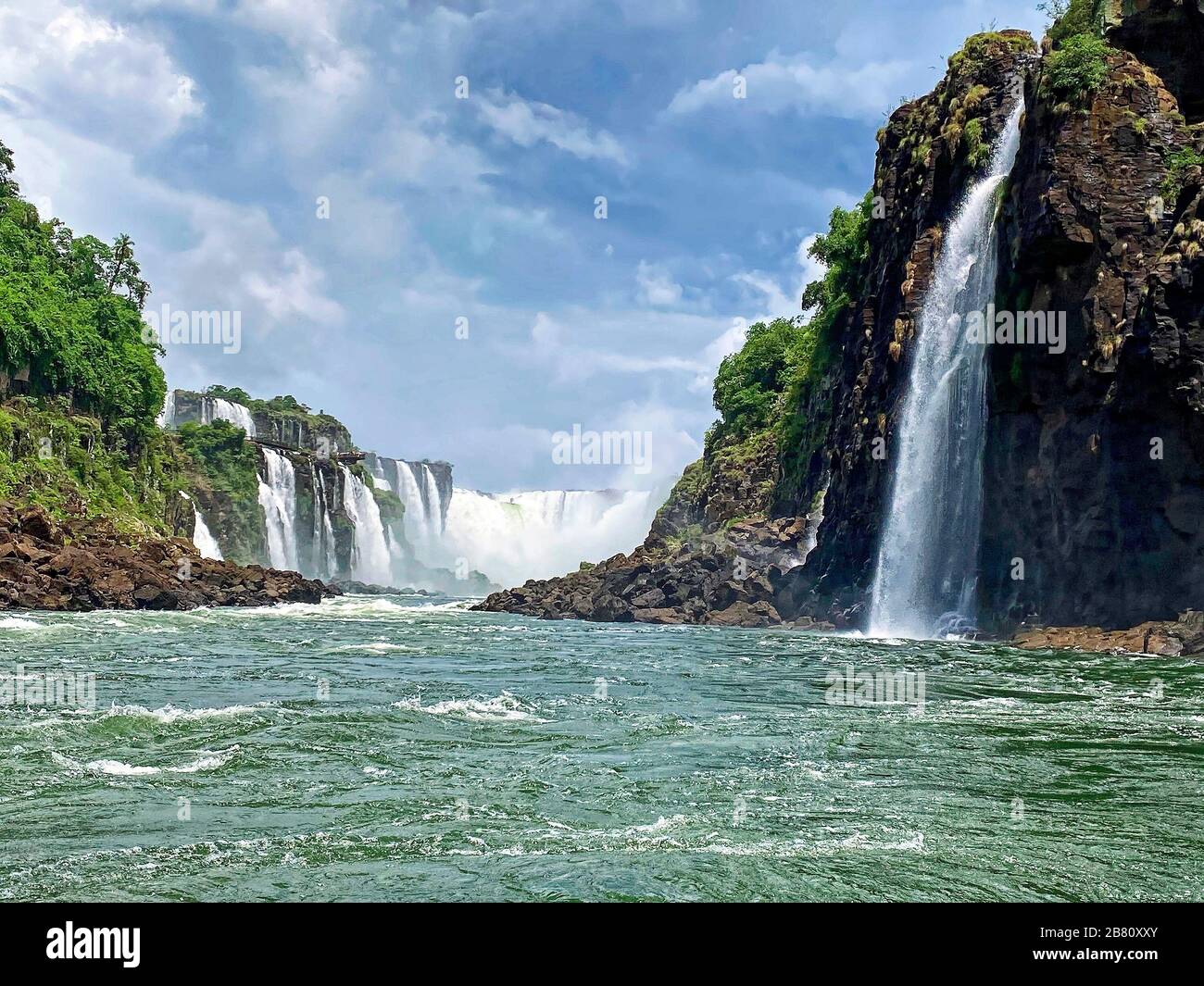 Iguassu Falls National Park; mehrere Wasserfälle, Vegetation, Fluss, Natur, hohe Klippe, mächtige, Boardwalk Overlook, Iguazu; Iguacu; South AmericaBr Stockfoto