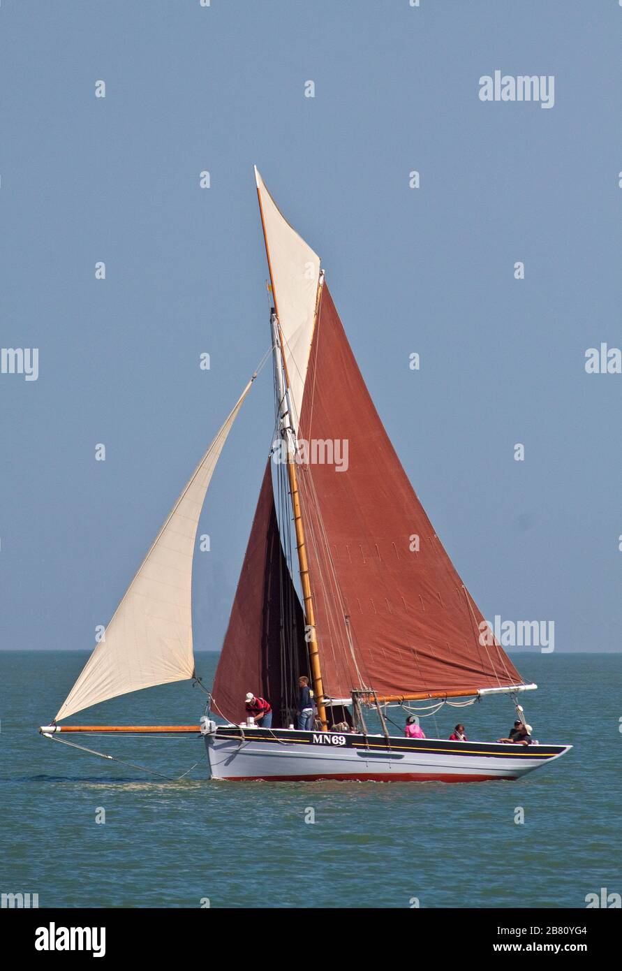 Die Essex-Auster zerschläppten Martha II. In vollem Segel Stockfoto