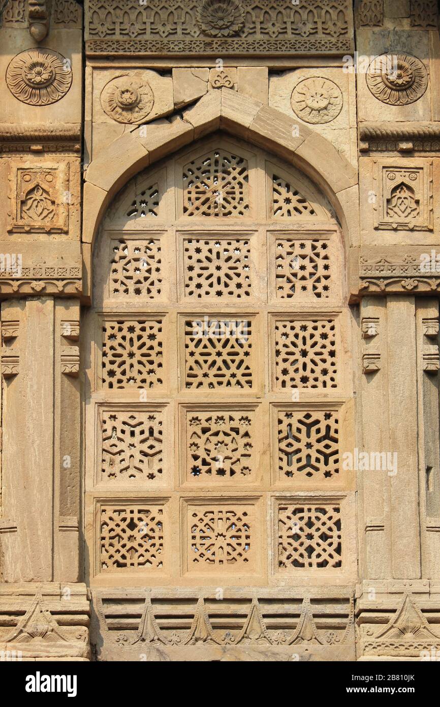 Fenster mit Steinlatten im Archäologischen Park Champaner-Pavagadh, einem UNESCO-Weltkulturerbe, Gujarat, Indien Stockfoto