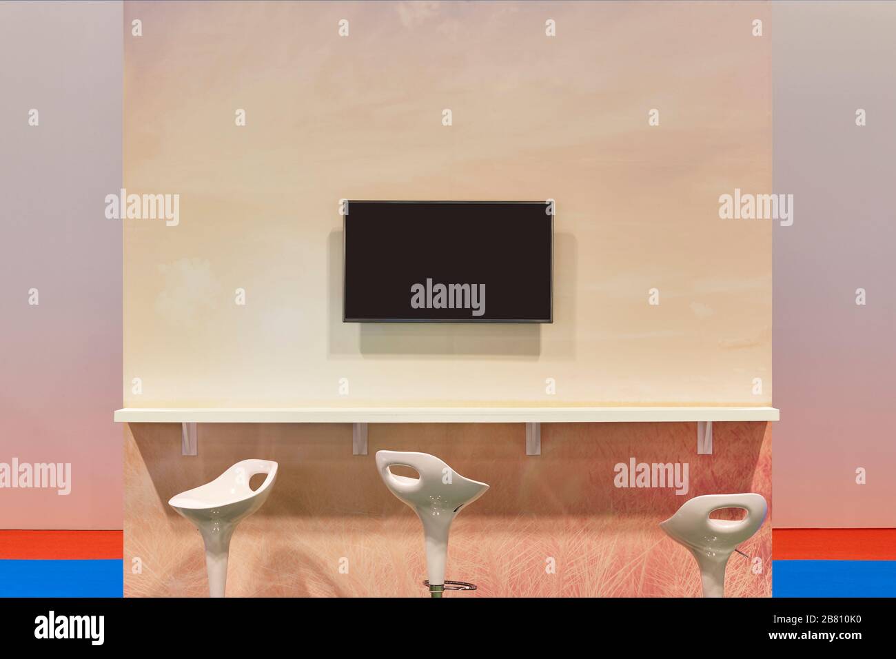 Ständer mit tv-Set und Designersesseln. Kopierbereich. Horizontal Stockfoto