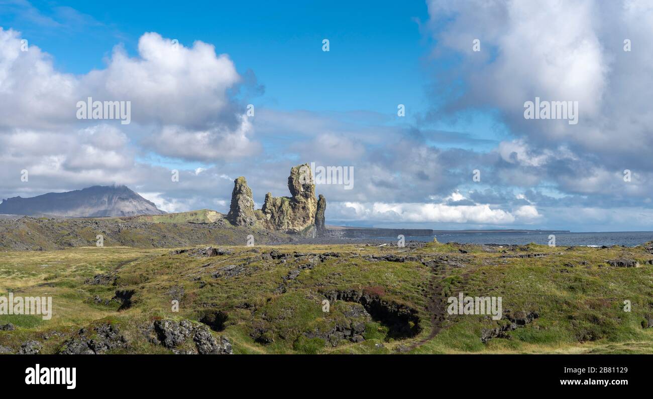 Londrangar Basaltfelsen-Monolith an der Südküste der Snaefellsness-Halbinsel im Westen Islands, Landschaftsfotografie Stockfoto