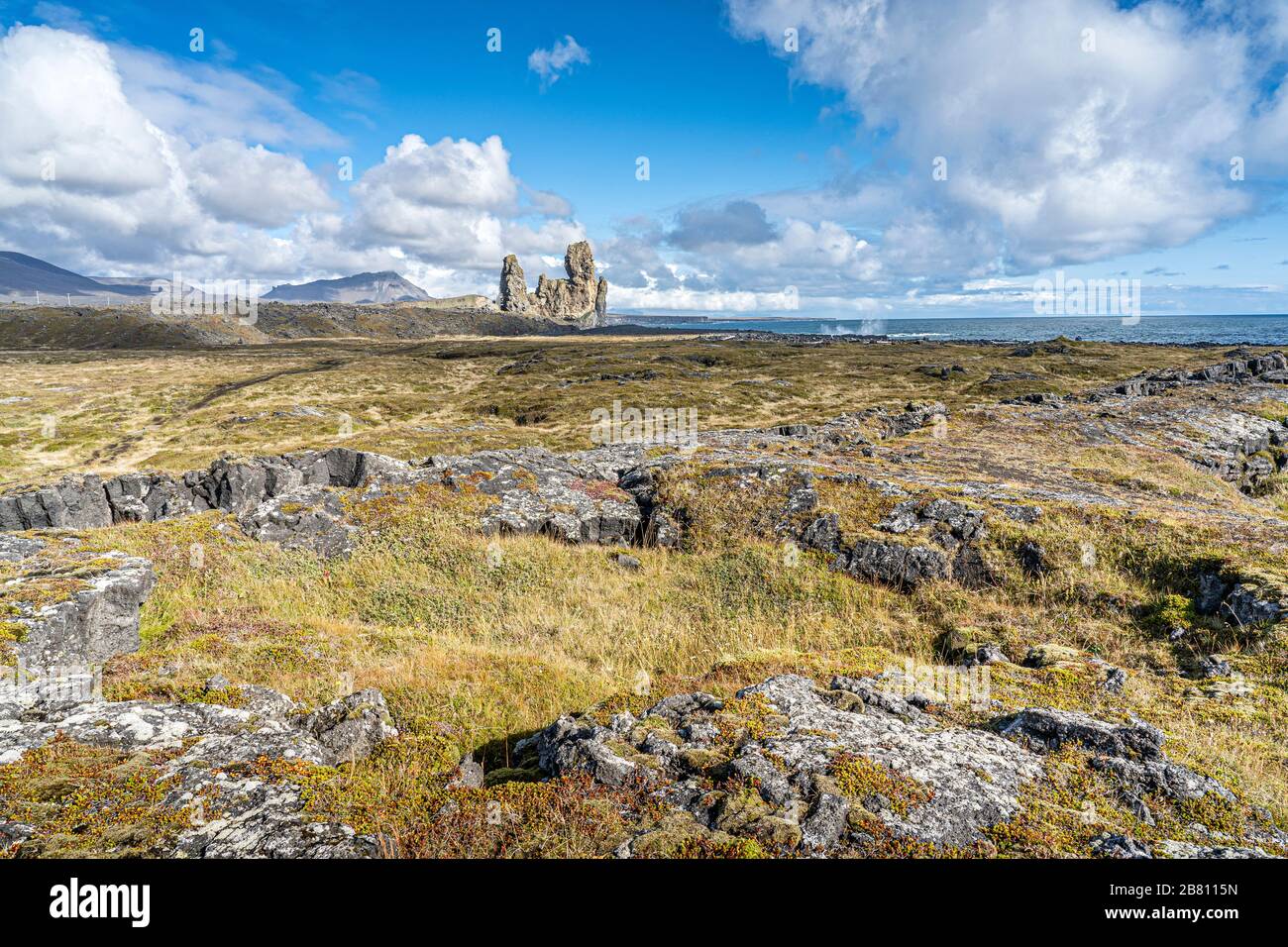 Londrangar Basaltfelsen-Monolith an der Südküste der Snaefellsness-Halbinsel im Westen Islands, Landschaftsfotografie Stockfoto