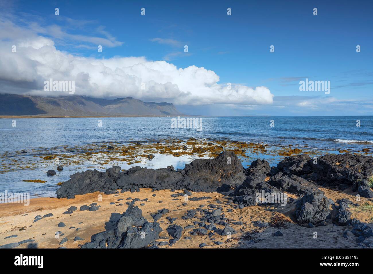 Der einzige goldene Strand in Island ist der Strand von Buðir, bedeckt von schwarzen vulkanischen Felsen, Landschaftsfotografie Stockfoto