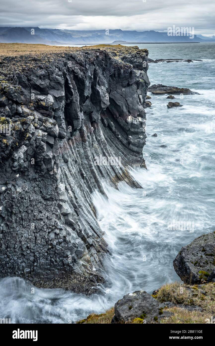 Basaltische Säulen in der Nähe von Arnastapi an der wilden Felsküste von Snaefellsness Halbinsel im Westen Islands Stockfoto