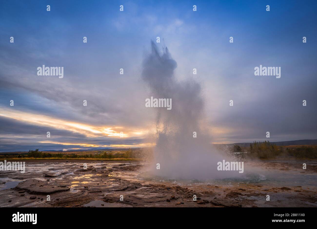 Strokkur, der mächtigste Geysir Islands Stockfoto