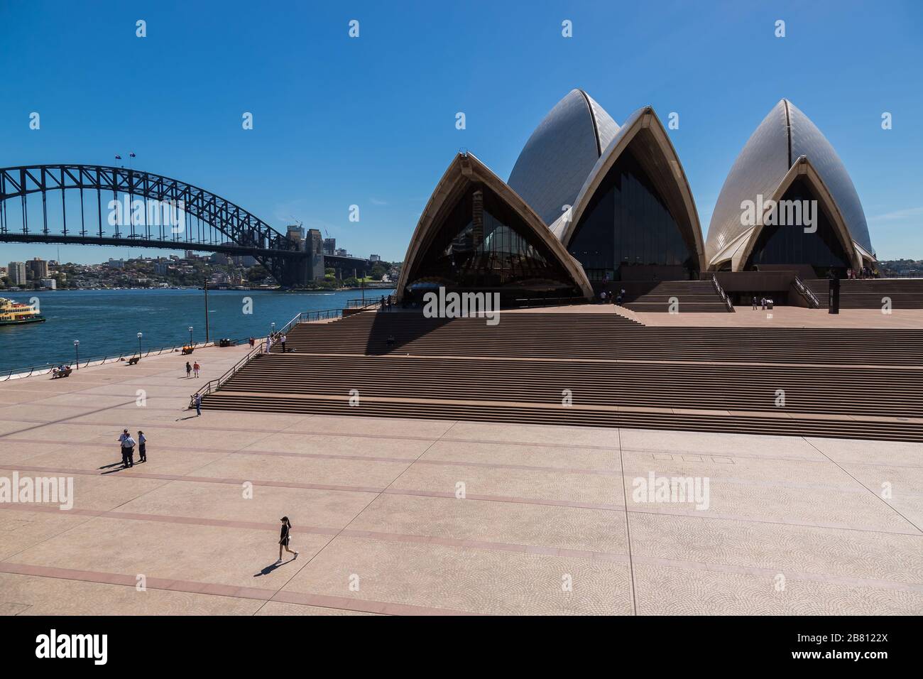 Opera House, Circular Quay, im Central Business District von Sydney ist aufgrund des Ausbruchs von Coronavirus sehr leer, mit nur sehr wenigen Touristen Stockfoto