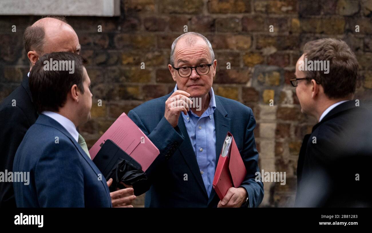 London, Großbritannien. März 2020. Patrick Vallance, Cheif Scientific Advisor spricht mit Chris Whitty und Robert Jenrick (Wohnungsminister, links) in Downing Street, London Credit: Ian Davidson/Alamy Live News Stockfoto