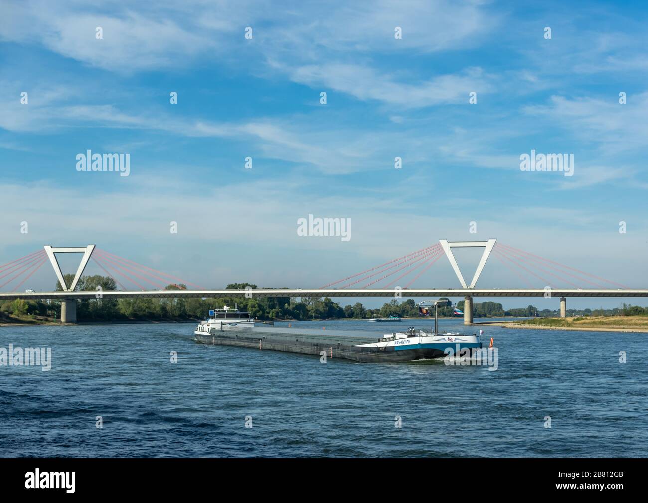 Düsseldorf, Rheinland, Deutschland, 15.09.2019 - Schiff am Airport Hängebrücke an einem sonnigen Tag mit blauem Himmel. Stockfoto