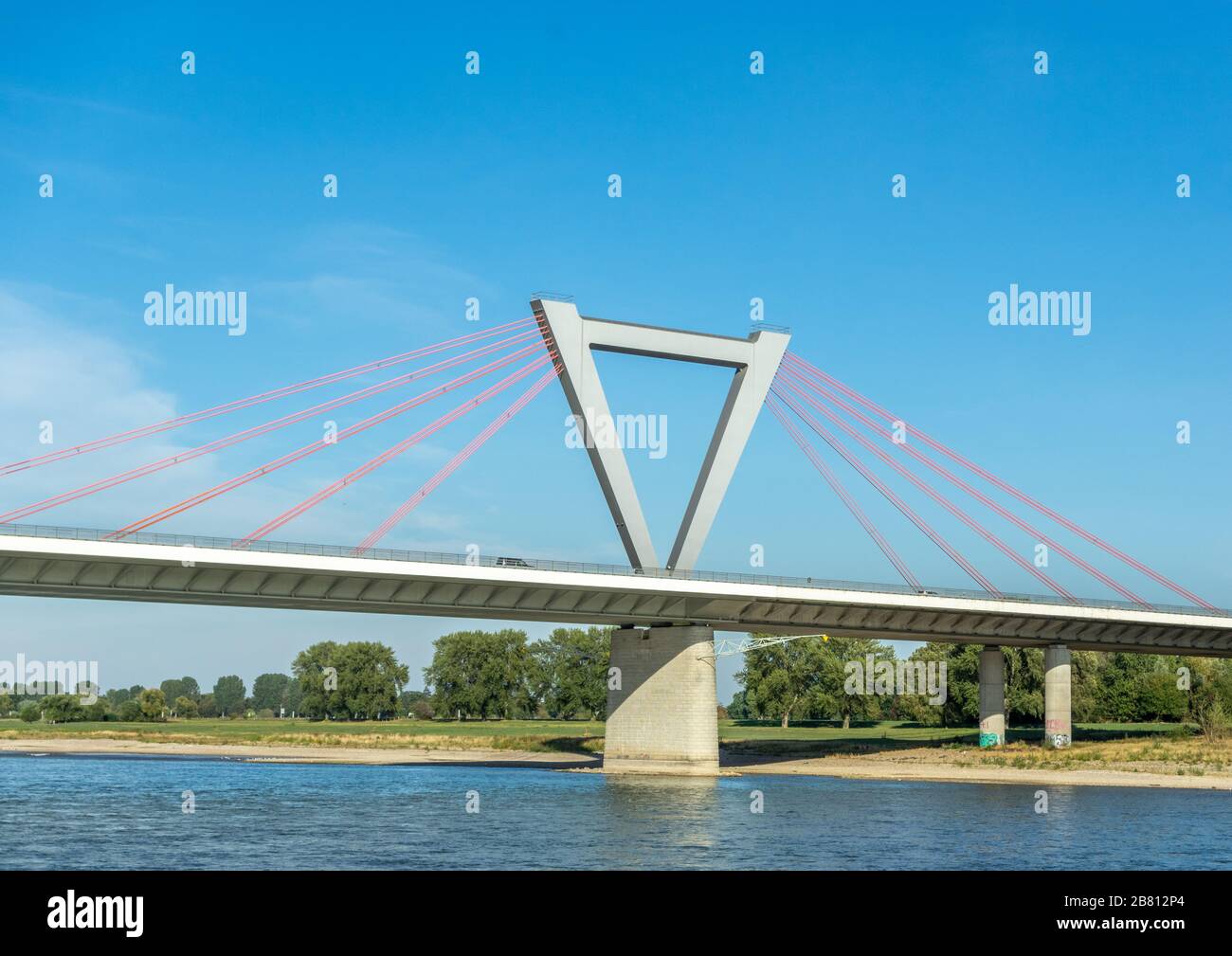 Düsseldorf, Rheinland, Deutschland, 15.09.2019 - Flughafen-Hängebrücke A44 über den Rhein an einem sonnigen Tag mit blauem Scheu. Stockfoto