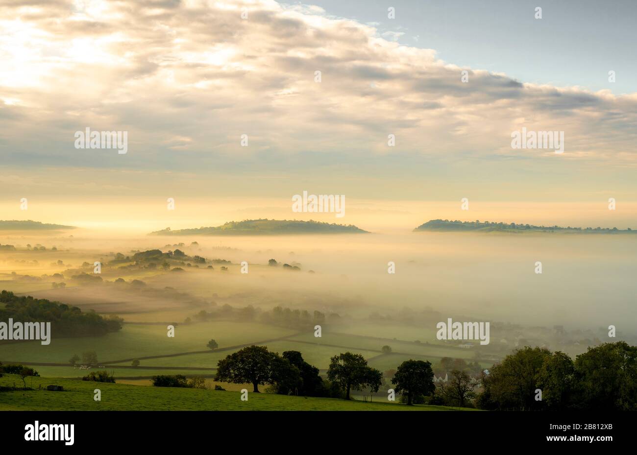 Die Sonne geht über die Somerset Levels mit Glastonbury Tor im Hintergrund. Stockfoto